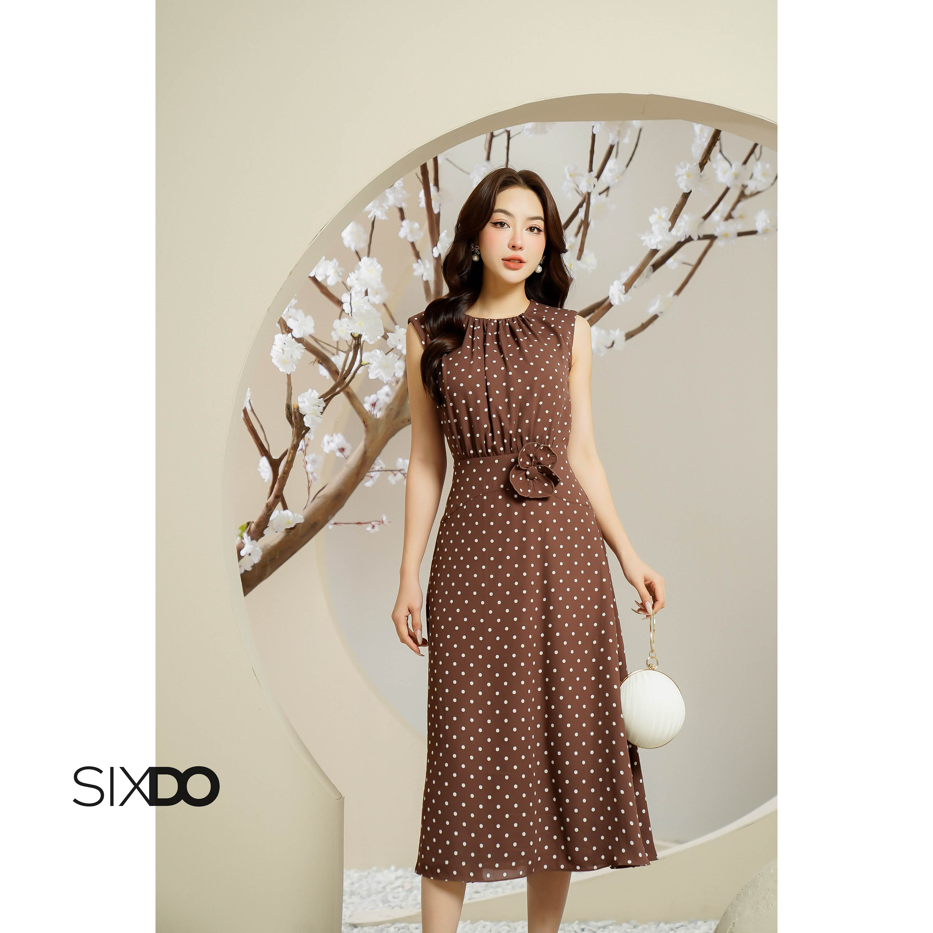 Đầm sát nách chấm bi cổ tròn SIXDO (Polka Dot Midi Woven Dress With Flower)