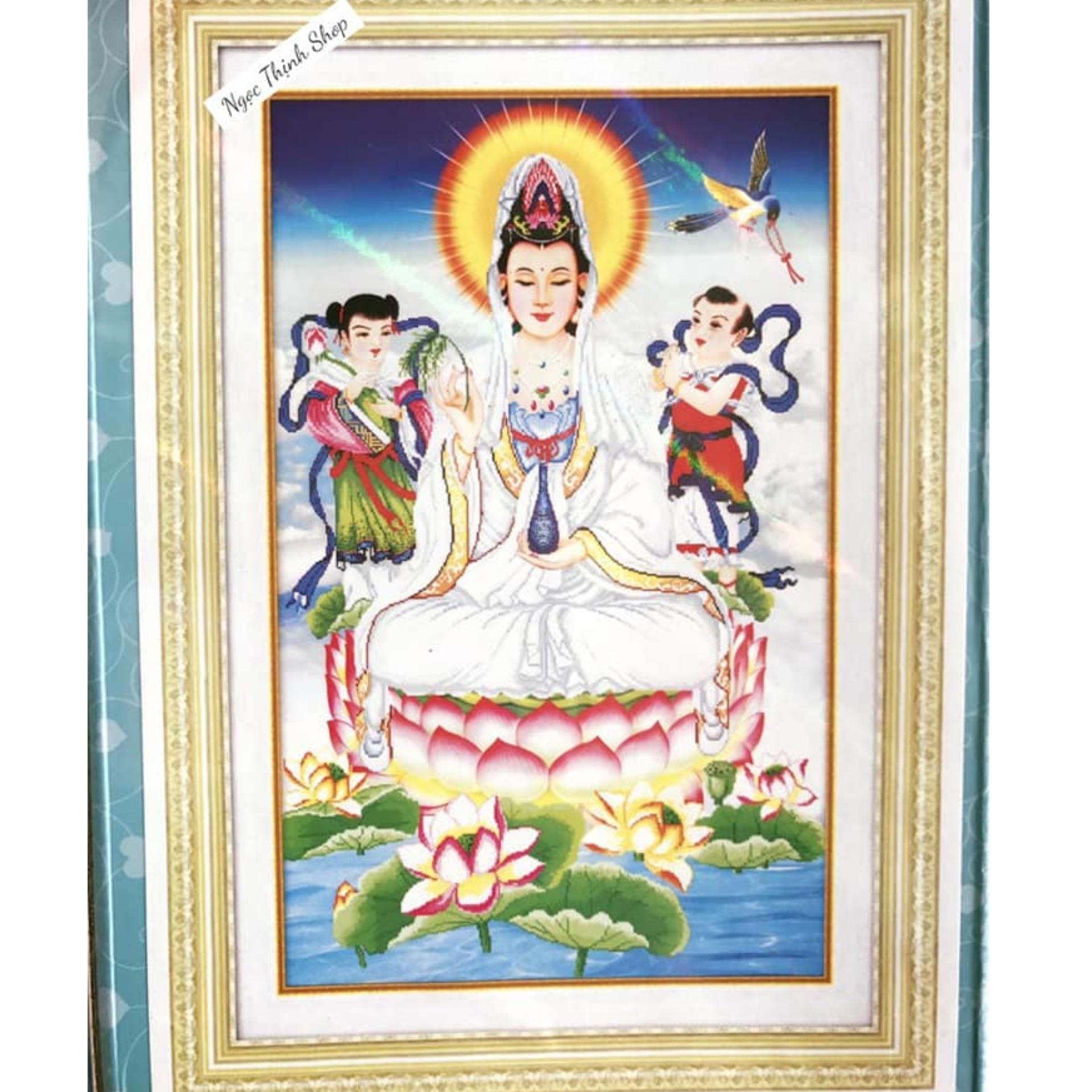 Tranh đính đá quan âm bồ tát và tiểu đồng df2338 Kích thước: 65x96cm. Bộ dụng cụ làm tranh gắn đá hạt tròn cao cấp:+ Vải nền (in sẵn, có phủ keo trong suốt).+ Hạt đá đa sắc cực kỳ đẹp+ Bút chấm đá+ Khay nhựa để đựng đá