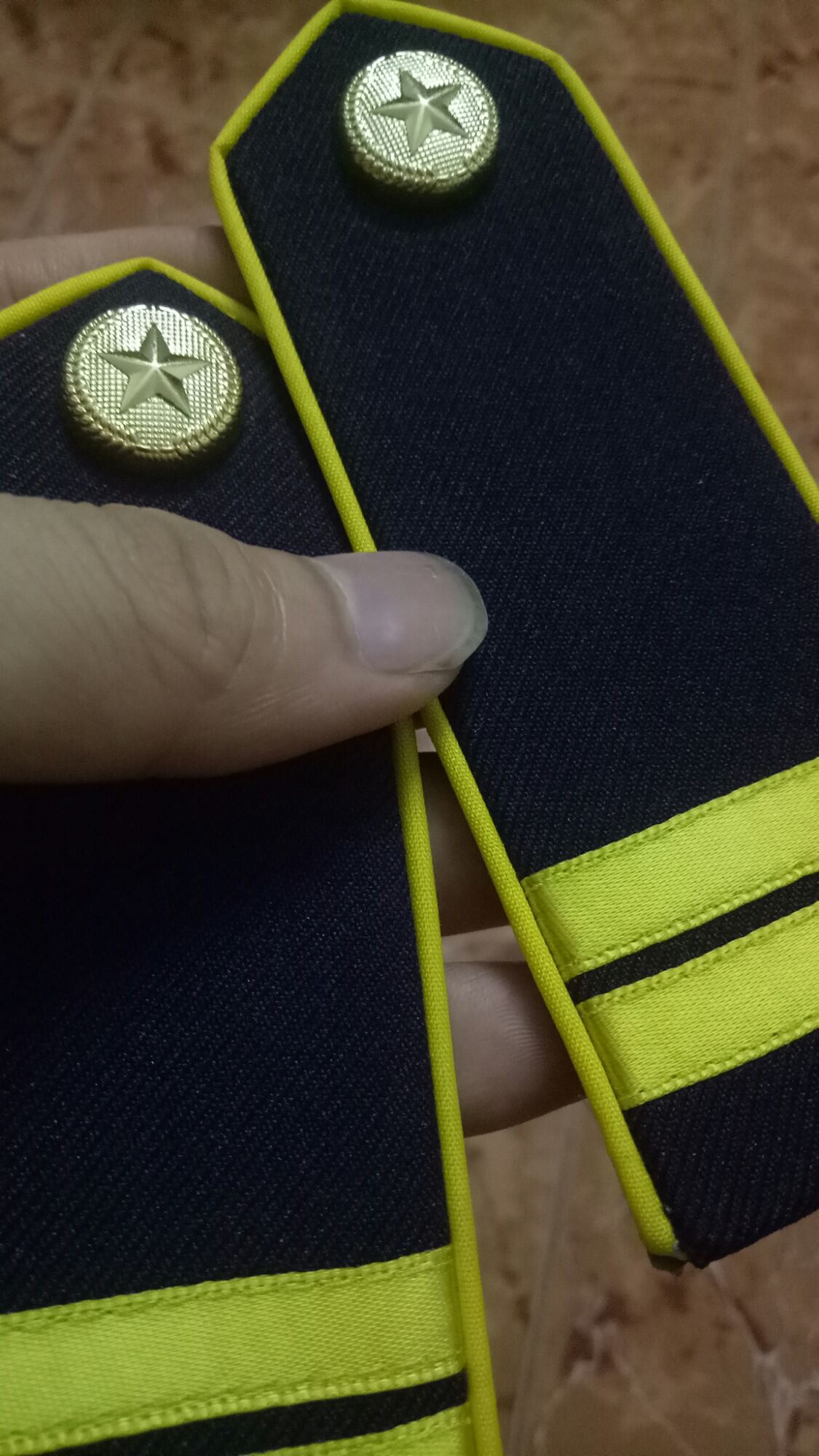 Cầu vai bảo vệ vạch vàng 2 vạch.