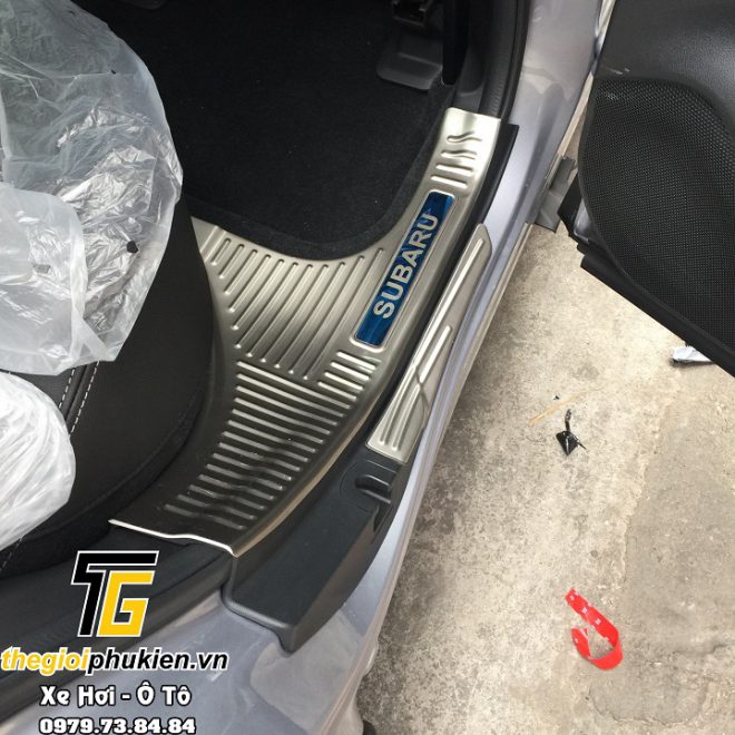 Bộ 8 chi tiết ốp chống trầy bậc cửa dành cho xe Subaru Forester – Mẫu INOX (tặng kèm cuộn keo 3M)