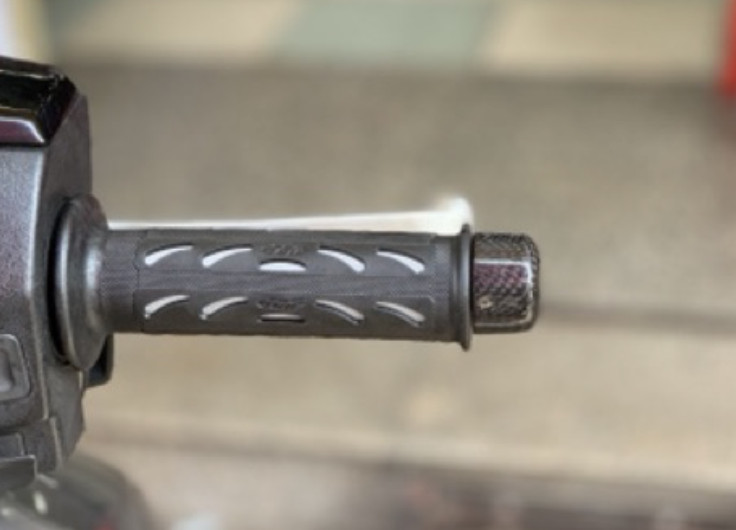 Gù Tay lái Carbon màu đen-1 cặp
