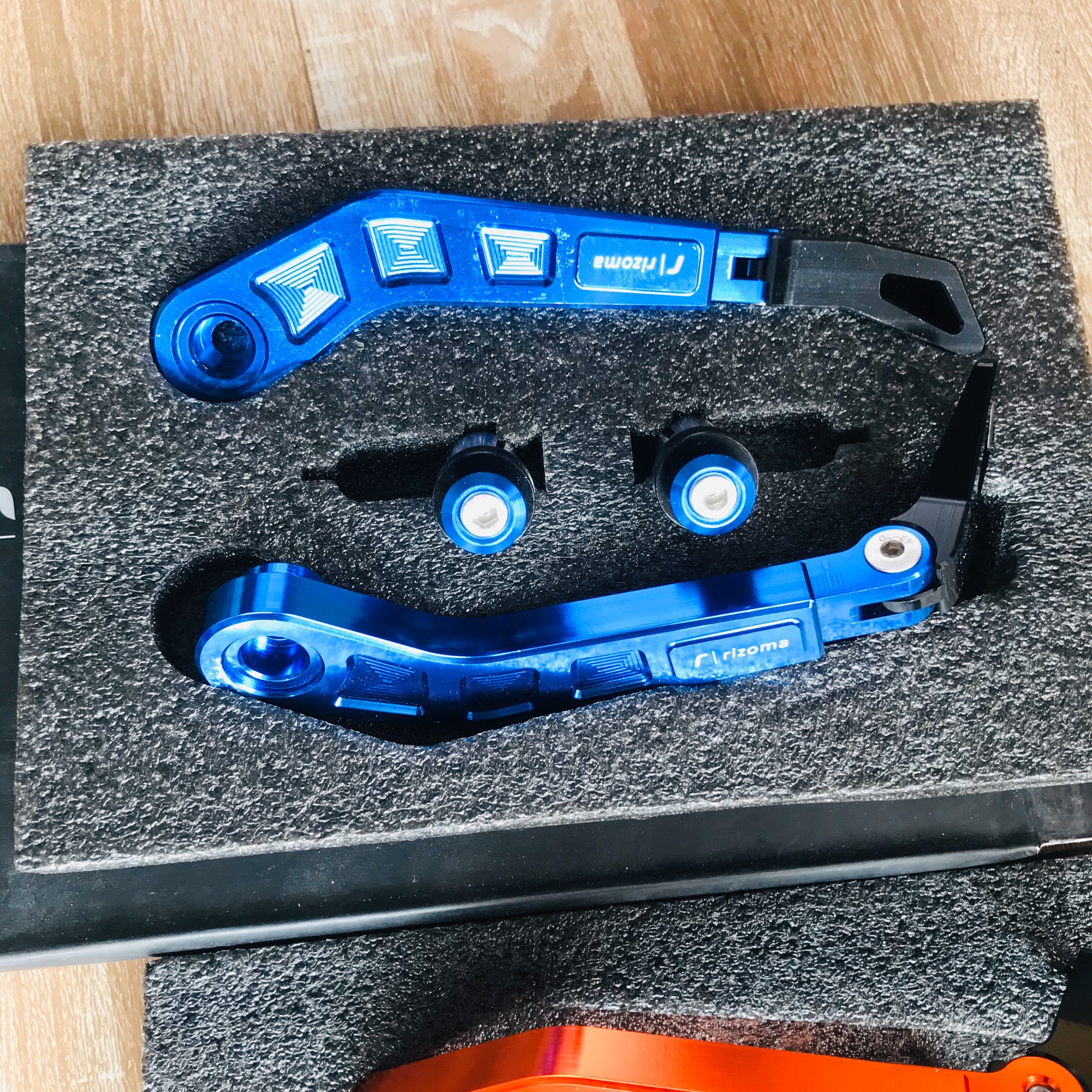 gù bảo vệ tay thắng RIZOMA