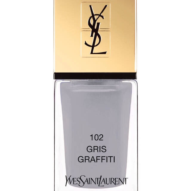 Với màu sắc chủ đạo là xanh coban, YSL shade 102 sẽ là lựa chọn hoàn hảo cho một bộ nails đầy phá cách và sang trọng. Đằm thắm nhưng không kém phần quyến rũ, bạn sẽ tự tin hơn trong mọi bữa tiệc với lựa chọn này.