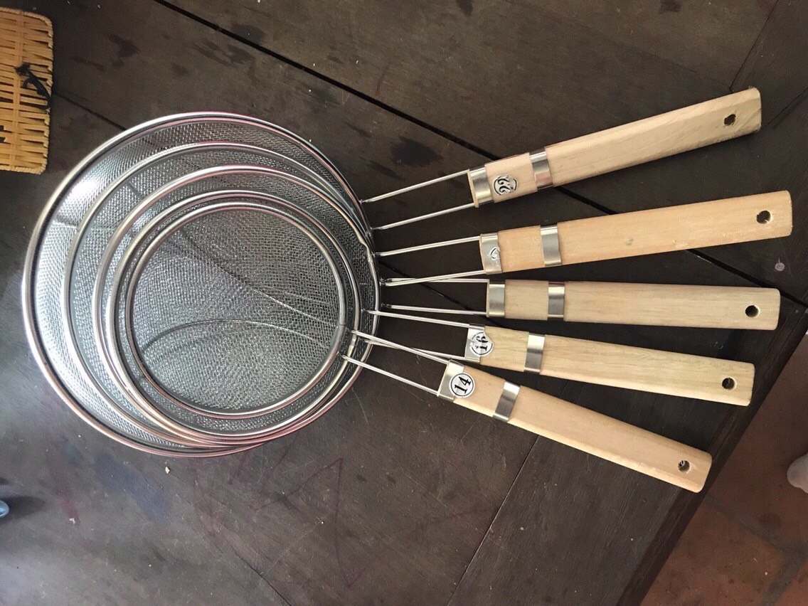 Vợt vớt mì, nui, vợt chiên, ráo dầu inox cán gỗ chống bỏng, chống nóng ...