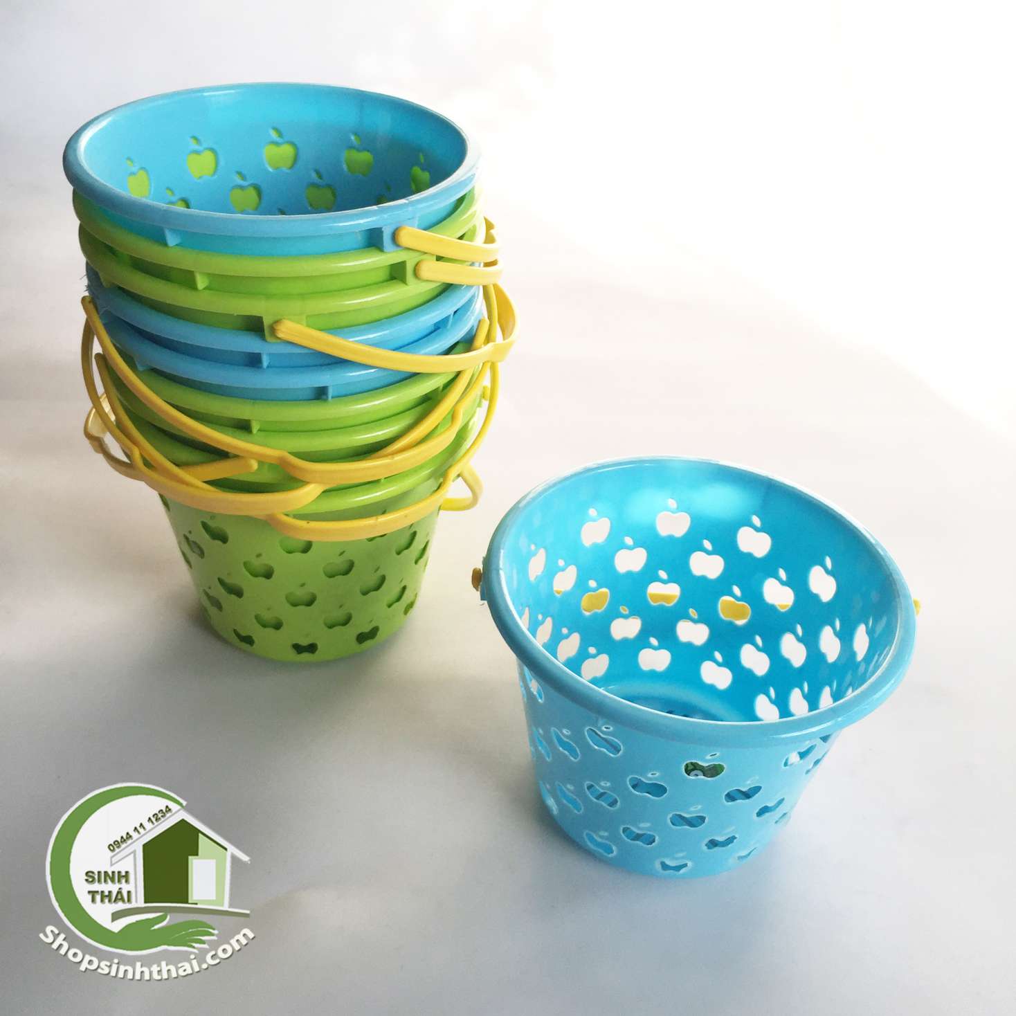 [HCM]Giỏ nhựa mini có quai xách - rổ nhựa - sọt nhựa khoét lỗ trái táo - giao màu ngẫu nhiên