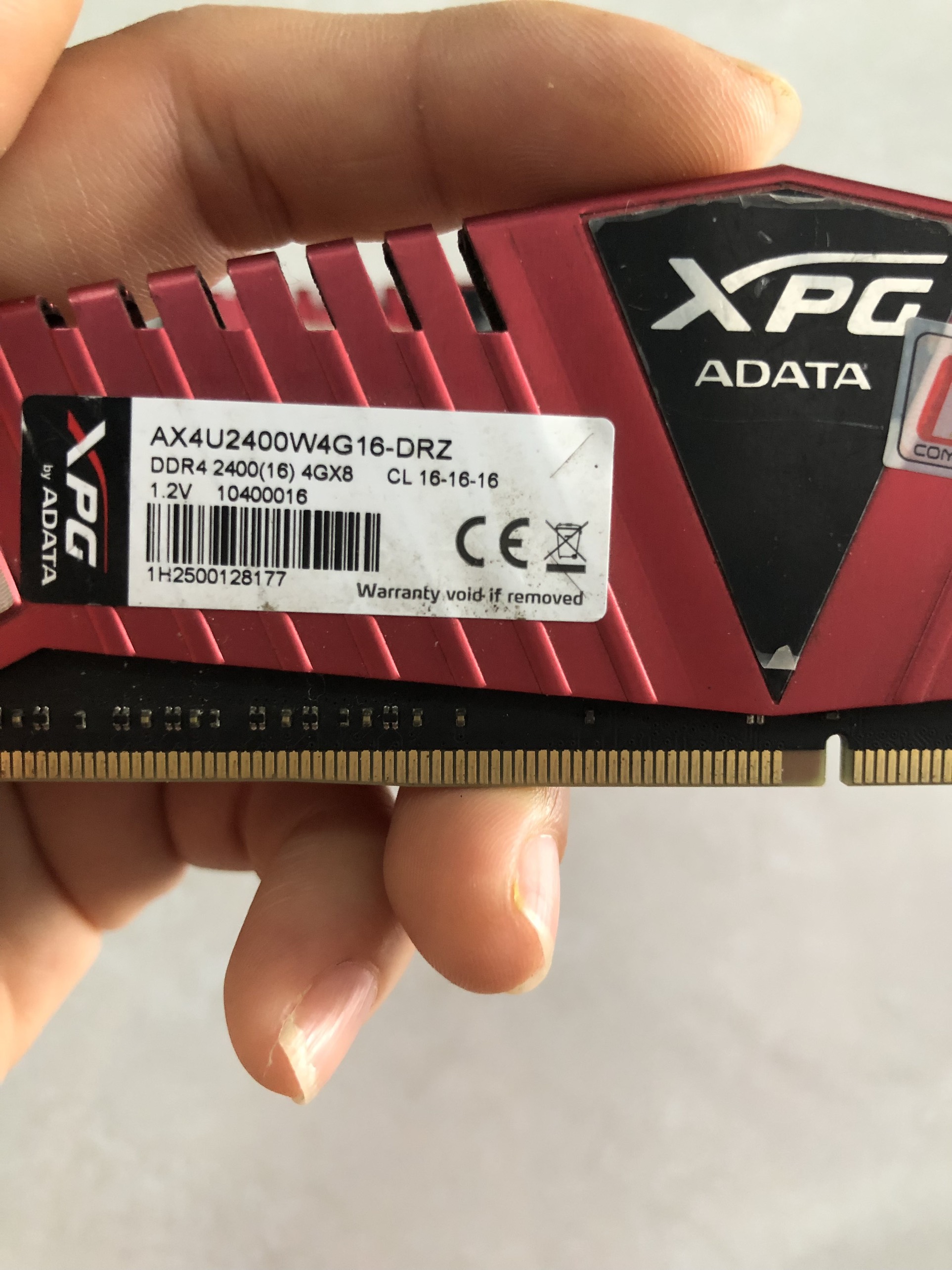 Ram 4G DDR4 2400 ADATA có tản nhiệt xịn xò.