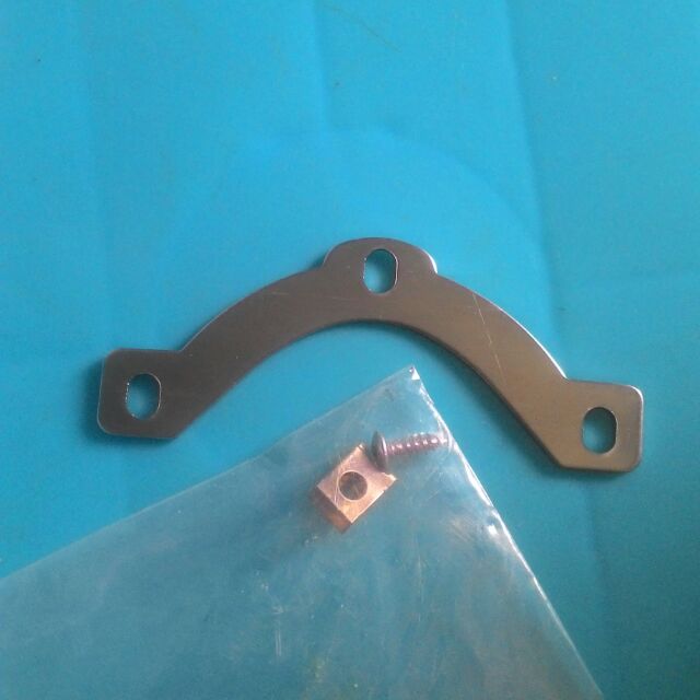 Pát giữ đèn hậu exciter 135 inox - pát V đuôi đèn