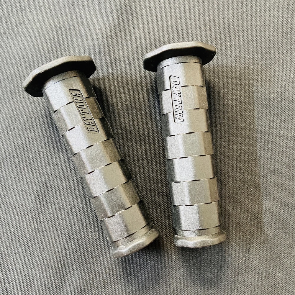 Bao tay xe máy, bao tay lái xe máy DAYTONA mẫu mã độc đáo (màu xám đen)