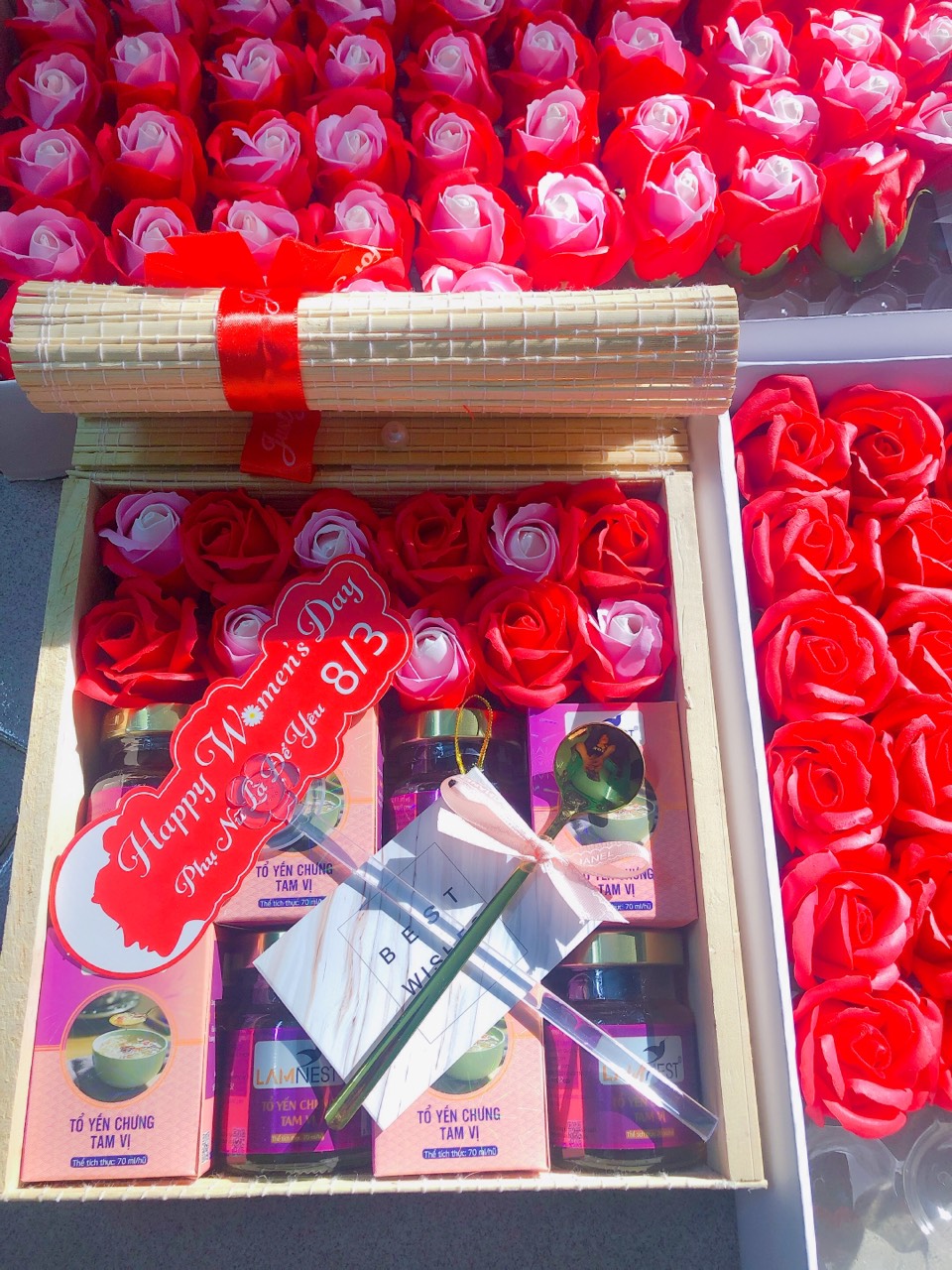 khay quà 8/3 gồm 4 hủ yến chưng sẵn ( hộp quà,hoa sáp,thiệp,hagtag miễn phí)