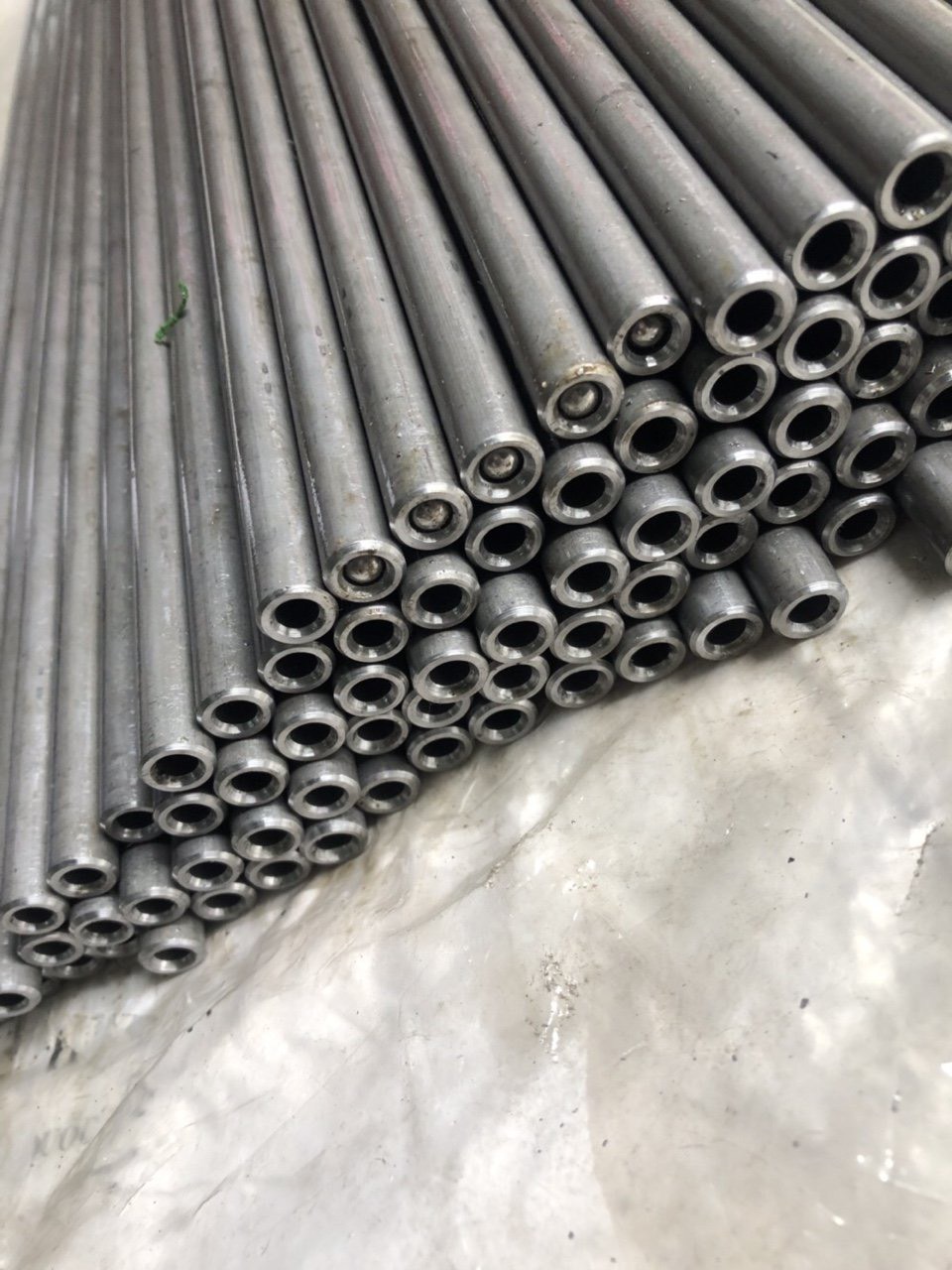Ống thép đúc 6.4 ,phi 12 chiều dài ttheo yêu cầu tôi đa 1m2 tq