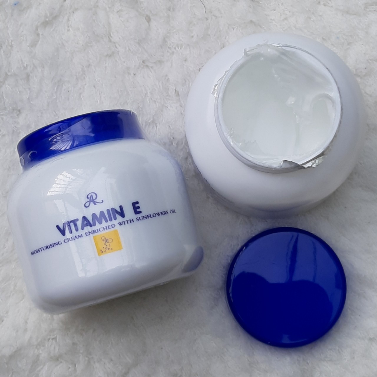 Kem sữa dưỡng trắng da body Vitamin E 200ml Thái Lan