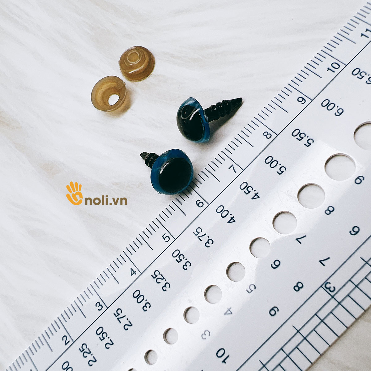 Mắt thú màu xanh biển an toàn cho bé