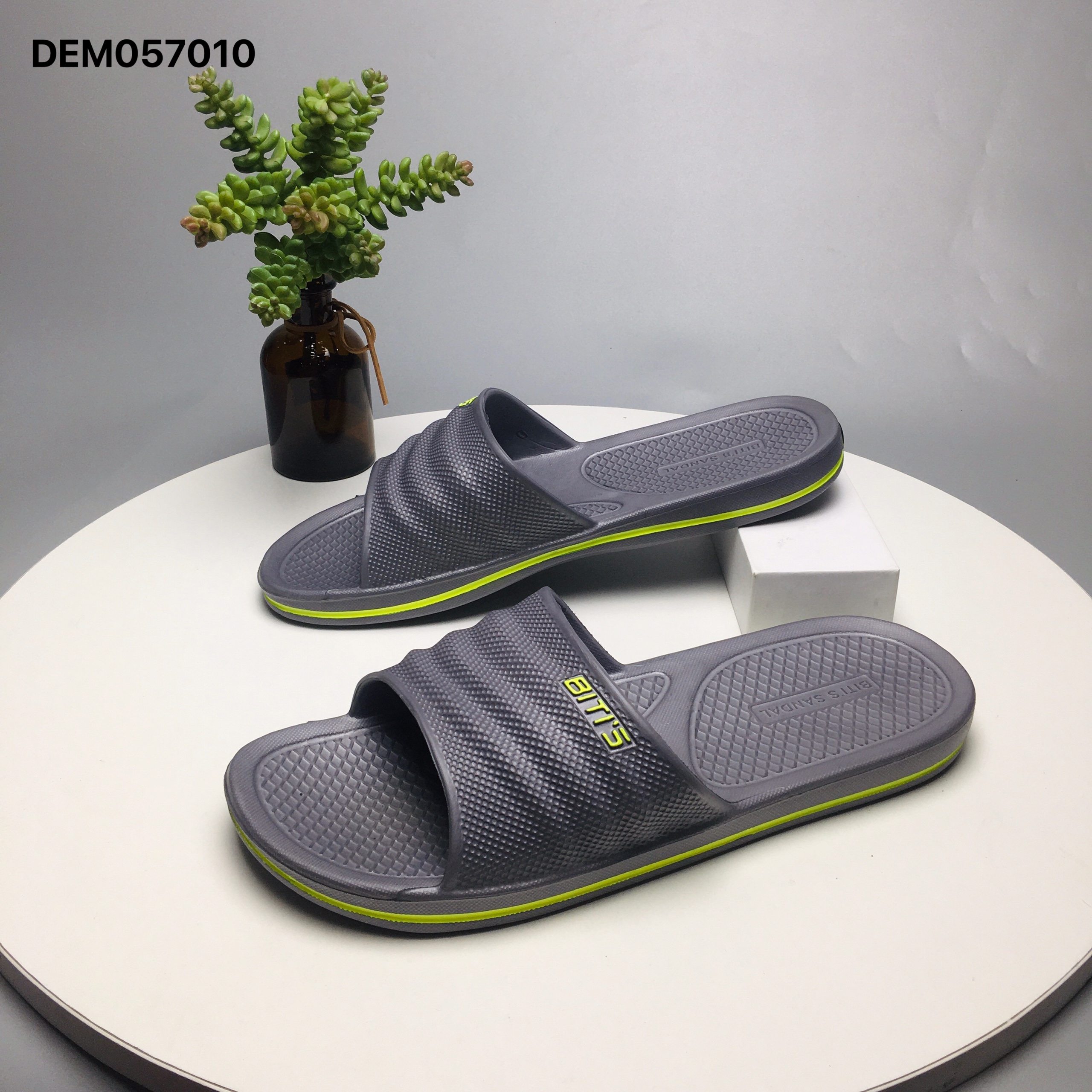 Men's beautiful ultra-light weight Eva flat heel slippers slip-on waterproof shoes outwear 057010
