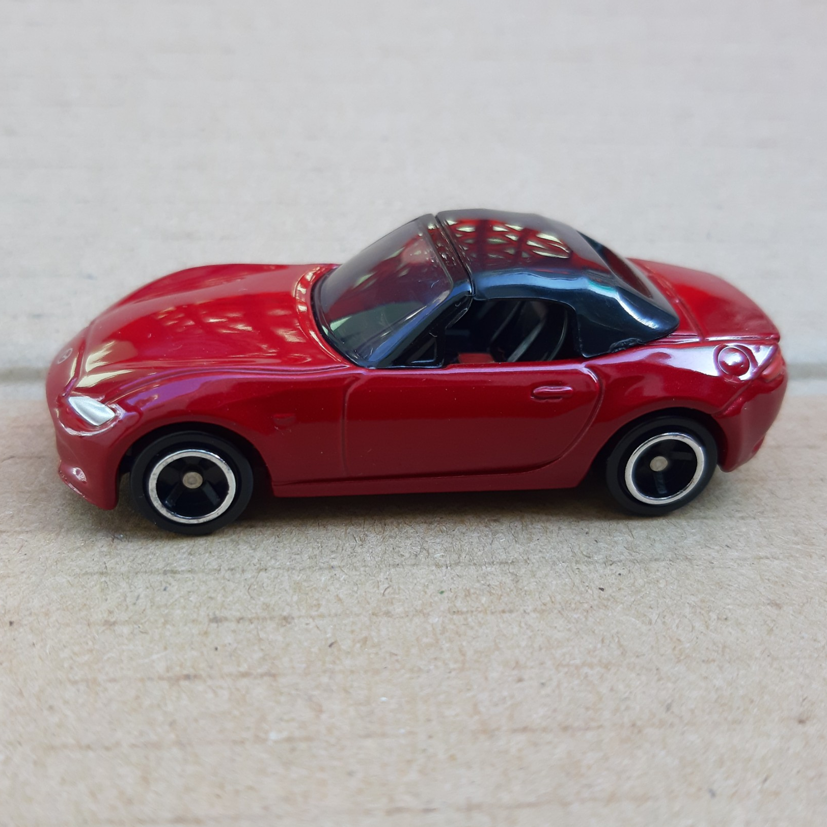 Xe mô hình Tomica - Xe Mazda Roadster màu đỏ mở được mui giá rẻ
