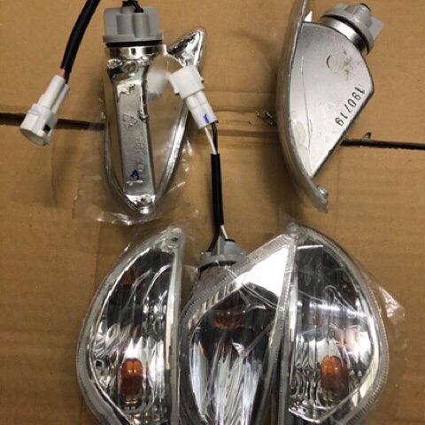 Xi nhan sau bên trái xe Vespa Lx 125/150 hãng