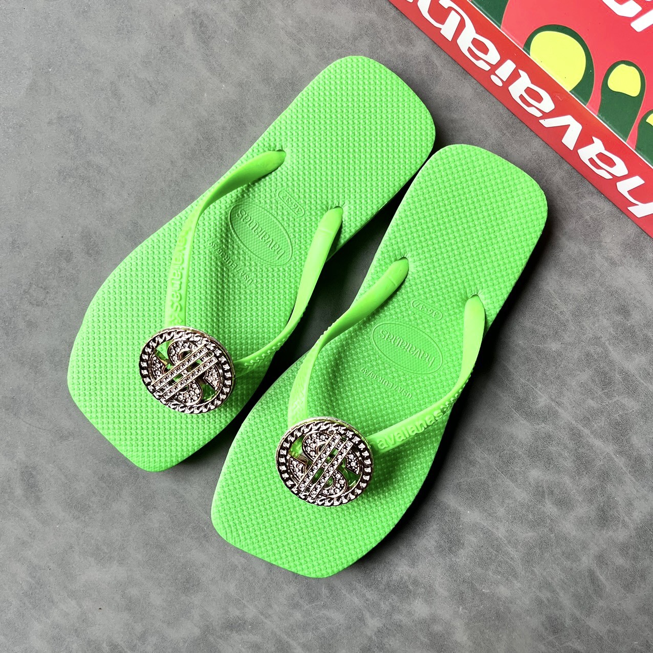 Dép kẹp tông lào xỏ ngón mũi vuông nữ Charm đồng tiền nhiều màu cho chị em lựa chọn :3