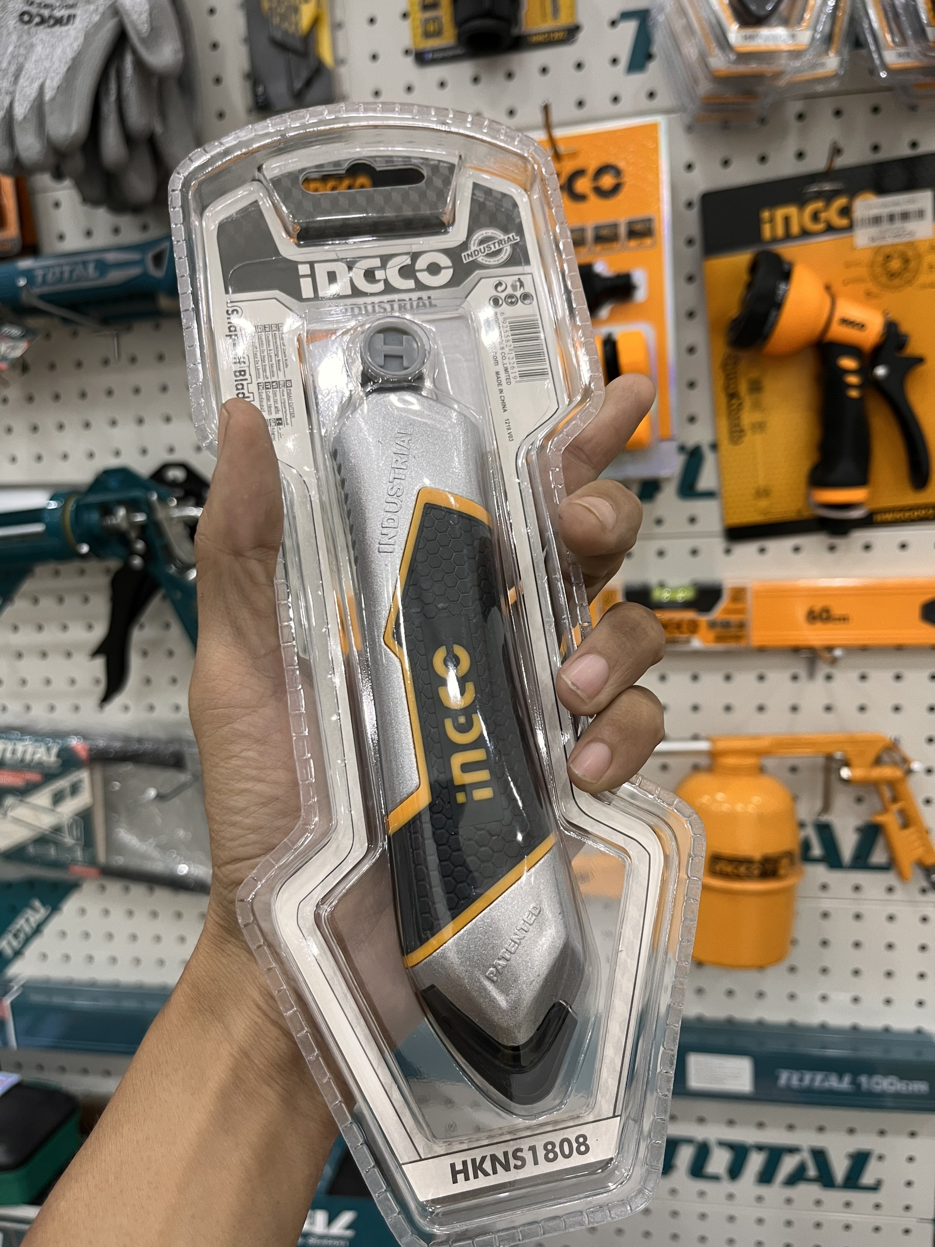 Dao rọc giấy cao cấp Ingco HKNS1808 (kèm 6 lưỡi SK5)