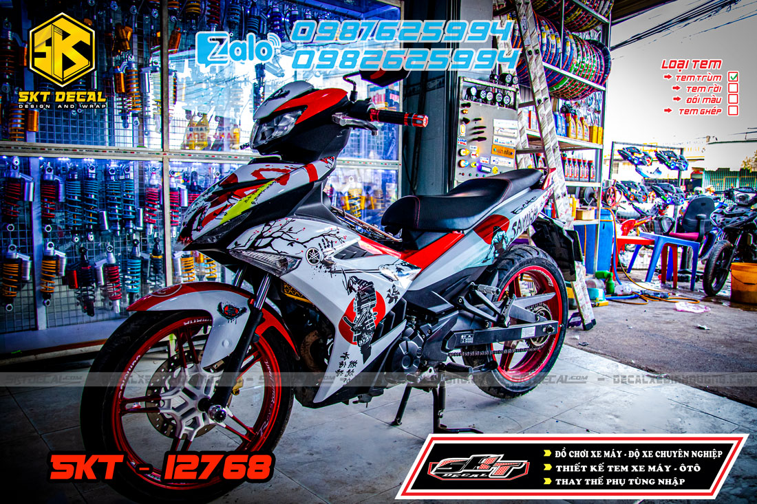 tem trùm xe exciter 150 trắng đỏ samurai
