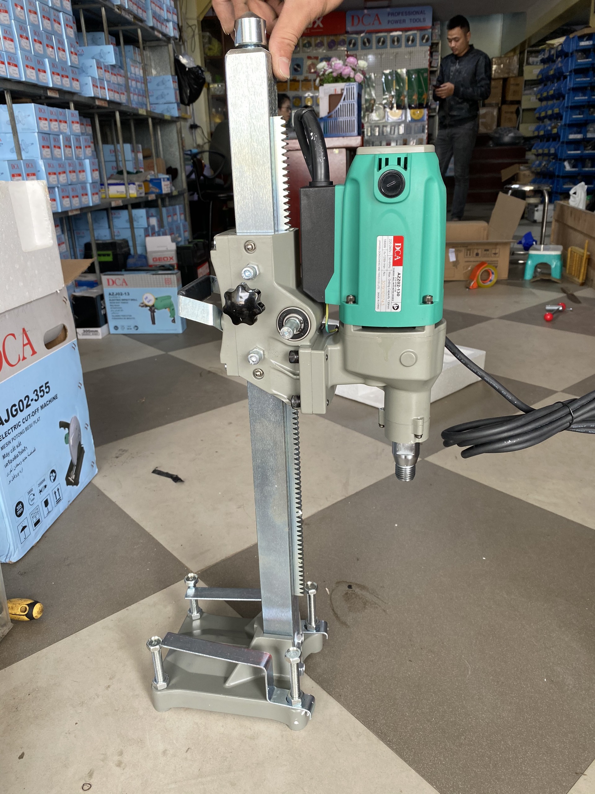 MÁY KHOAN ĐÁ DCA 1800W AZZ02-130