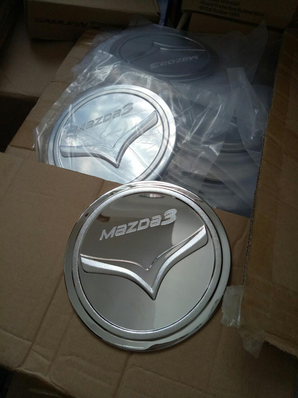 Ốp trang trí nắp bình xăng Mazda 3 2015-2019
