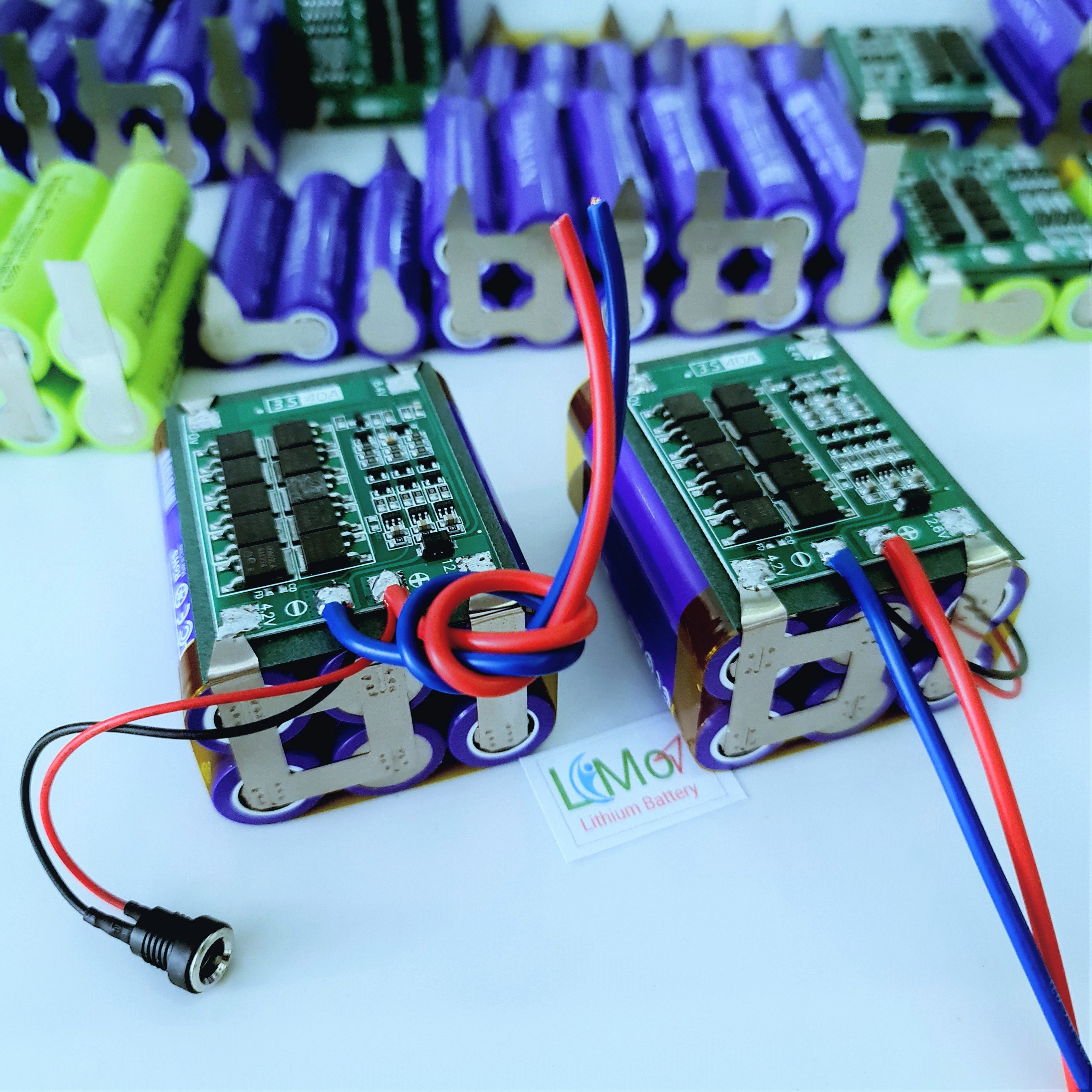 Khối pin 3S 12.6V 4400mAH 40A (Kèm sạc nhanh 3S 12.6v 2A). Khối pin được đóng từ 6 cell pin TIANVN + Mạch bảo vệ sạc xả 3S 40A. Dòng xả khối pin cao, chuyên dùng cho máy khoan và các thiết bị cầm tay 12v- LIMO
