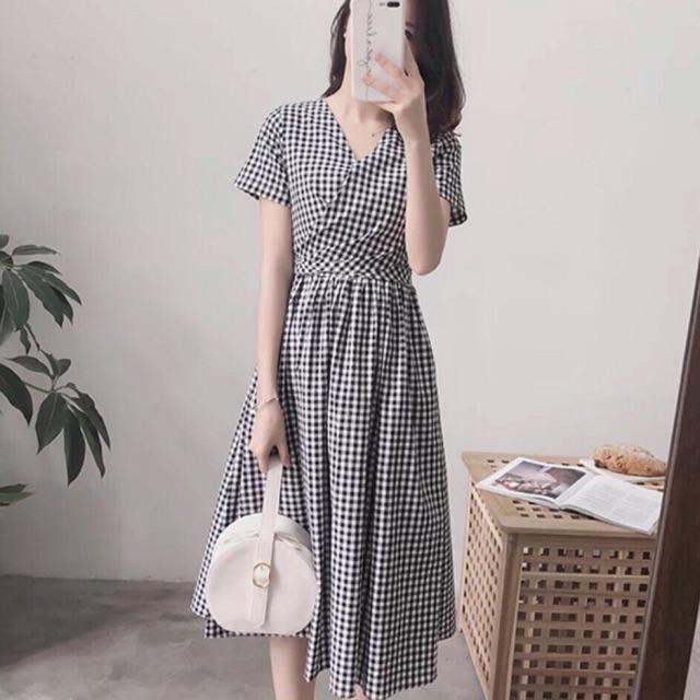 Đầm caro cổ V xếp li nơ sau