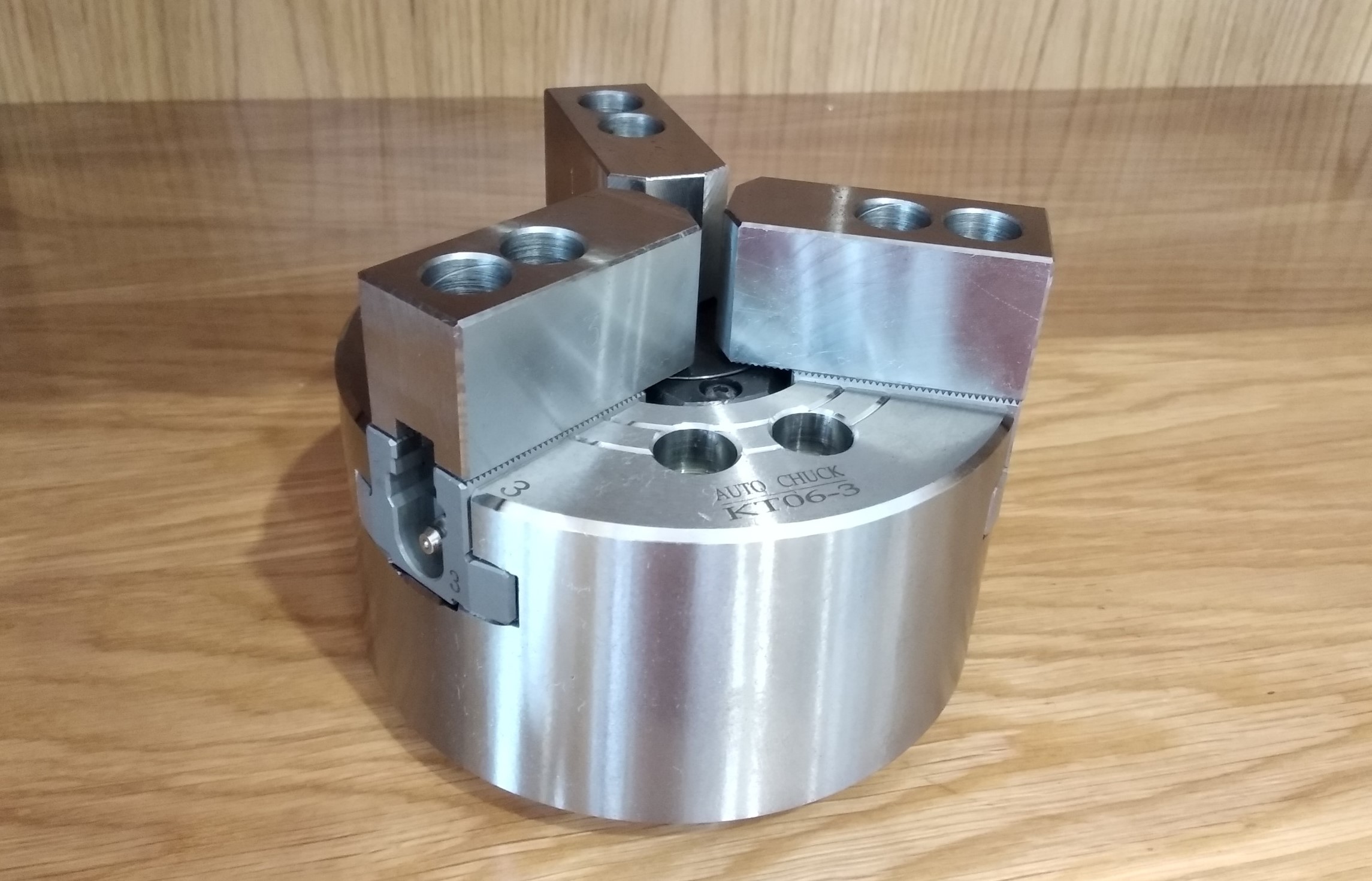 Mâm cặp thủy lực 160 (6 inch)