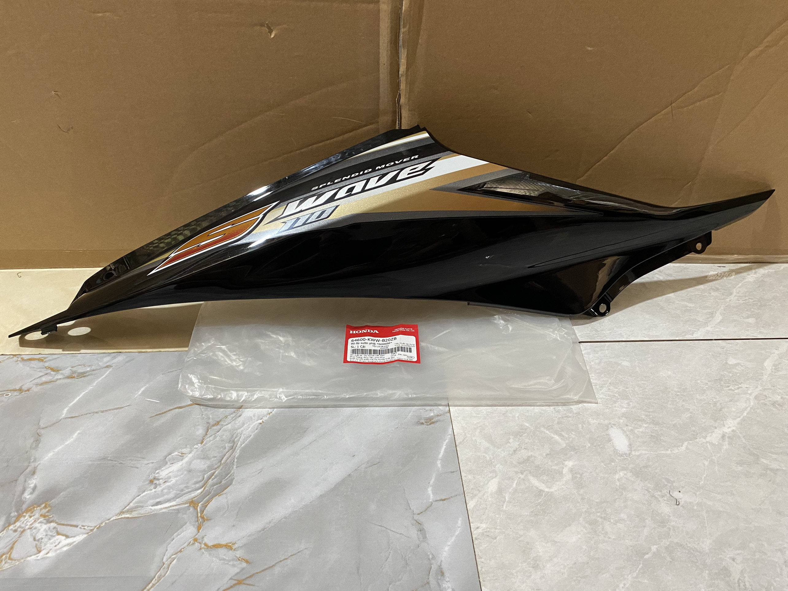 ốp sườn phải WAVE 110S  Đời đầu 2009 màu đen *NHA69P*  ( 64600KWWB20ZB)