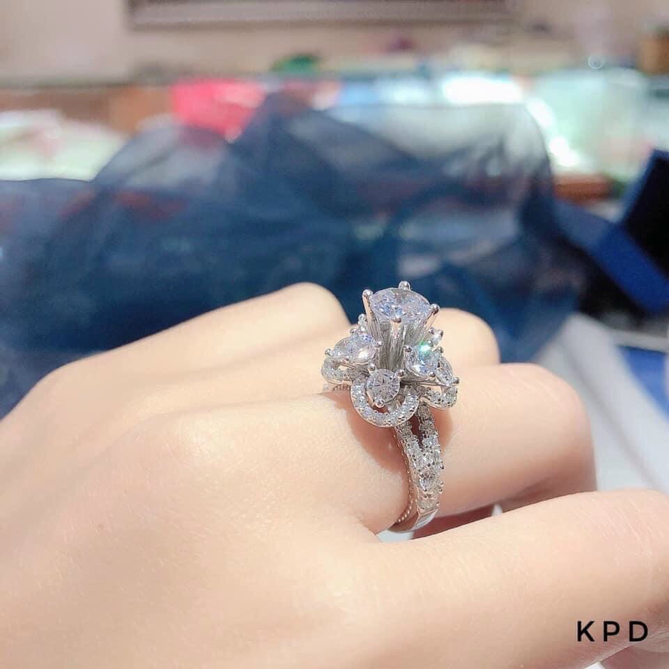 Nhẫn Nữ Cầu Hôn Hoa Xòe Đá Cao Sang Chảnh HN5501 Dùng Đeo Đi Tiệc Tỏa Sáng Lên Hình Xinh Xắn, Bền Màu, Không Ngứa - Queen Jewelry Trang Sức Nữ Đẹp Giá Rẻ