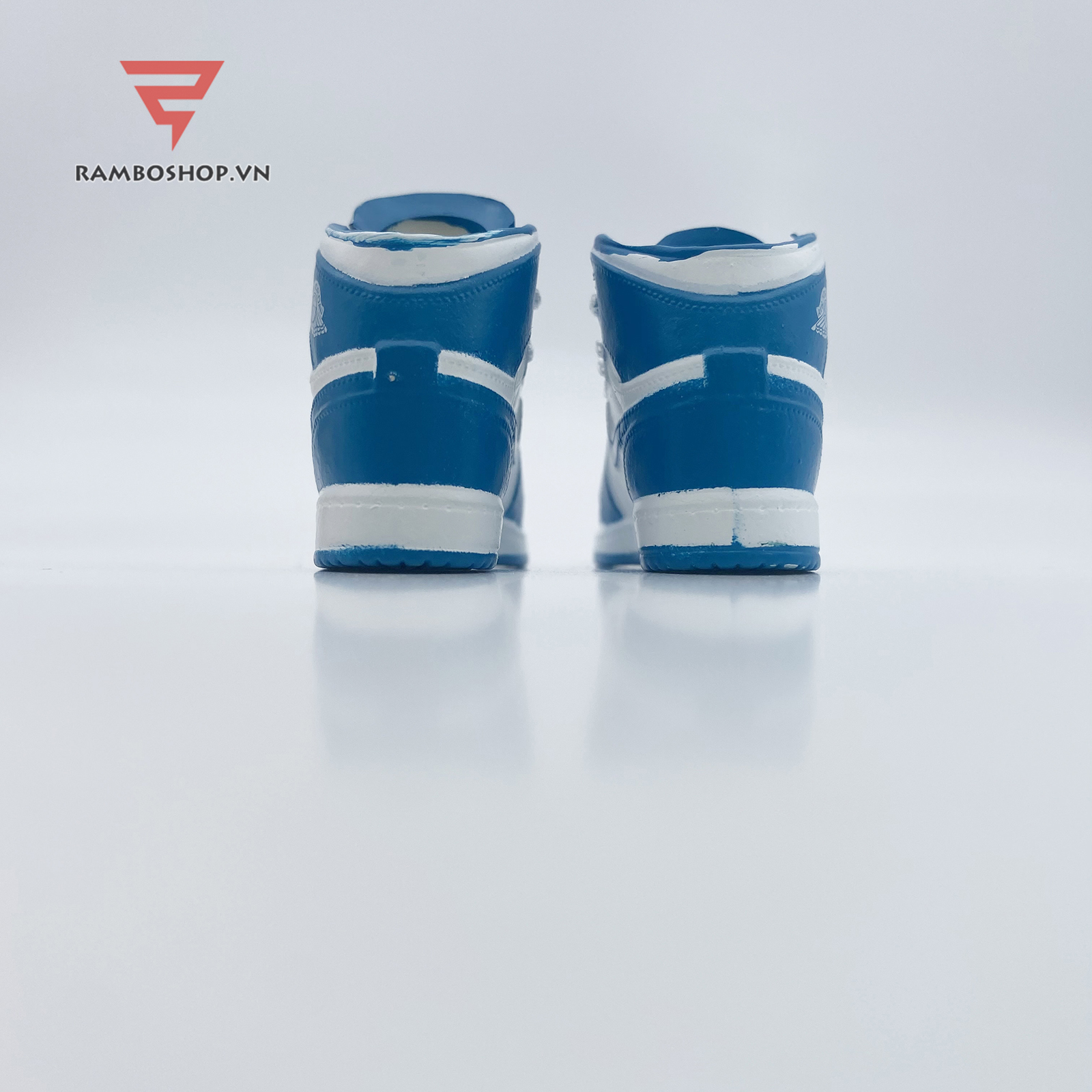 Móc khóa giày Jordan 1 Retro UNC tỉ lệ 1:6 J21