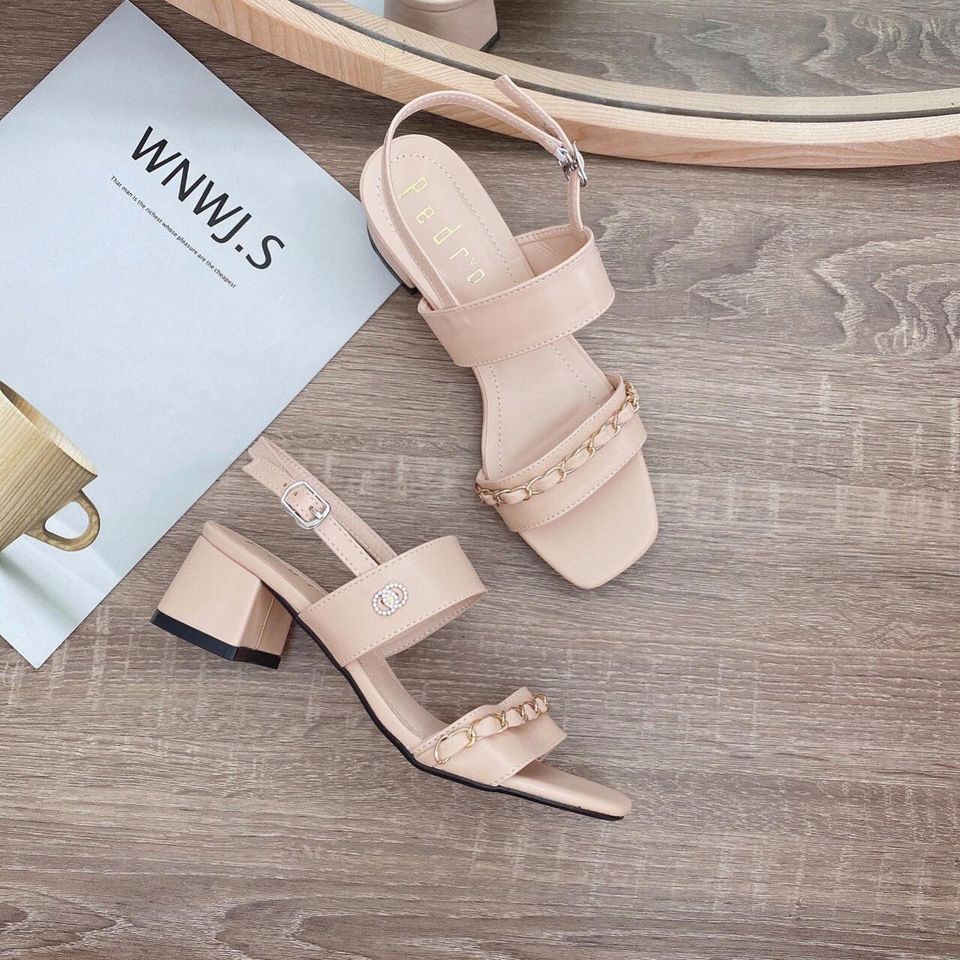 Sandal đi cùng với quai xích sang mãi mãi