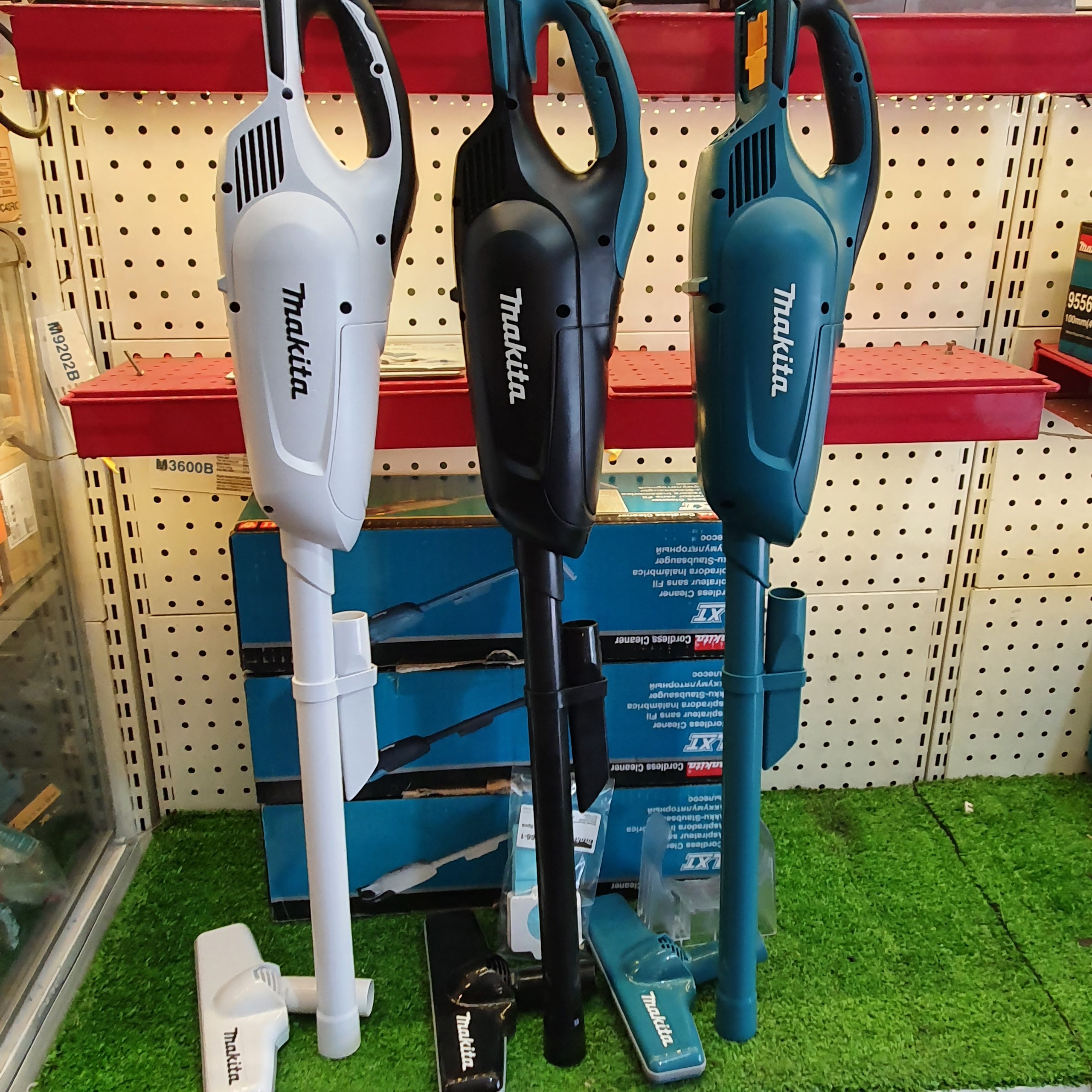 Máy hút bụi dùng pin Makita DCL182Z 18V (Chưa kèm Pin & Sạc)