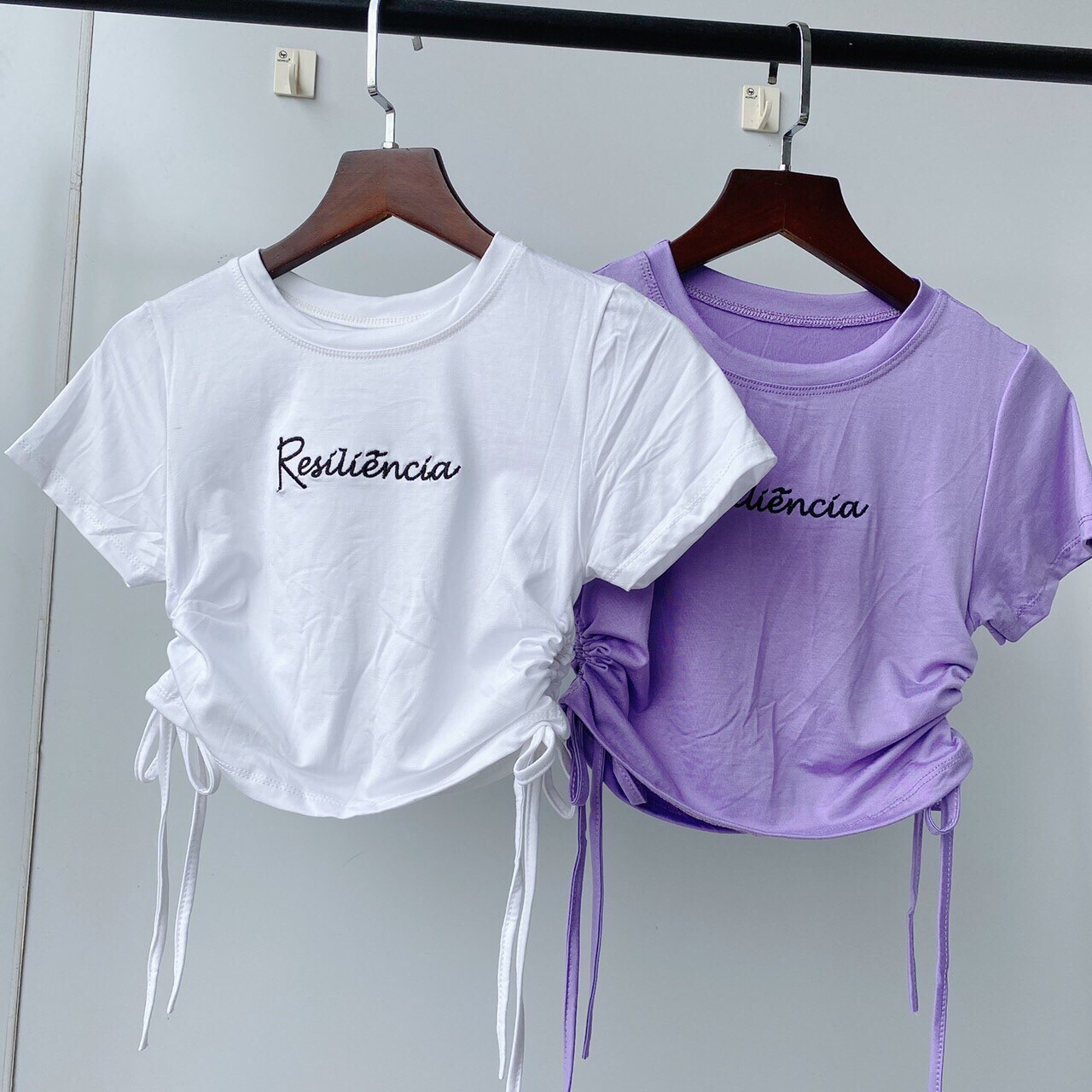 Áo croptop rút hai bên in chữ trươc ngực kiểu mới TTSLA0228