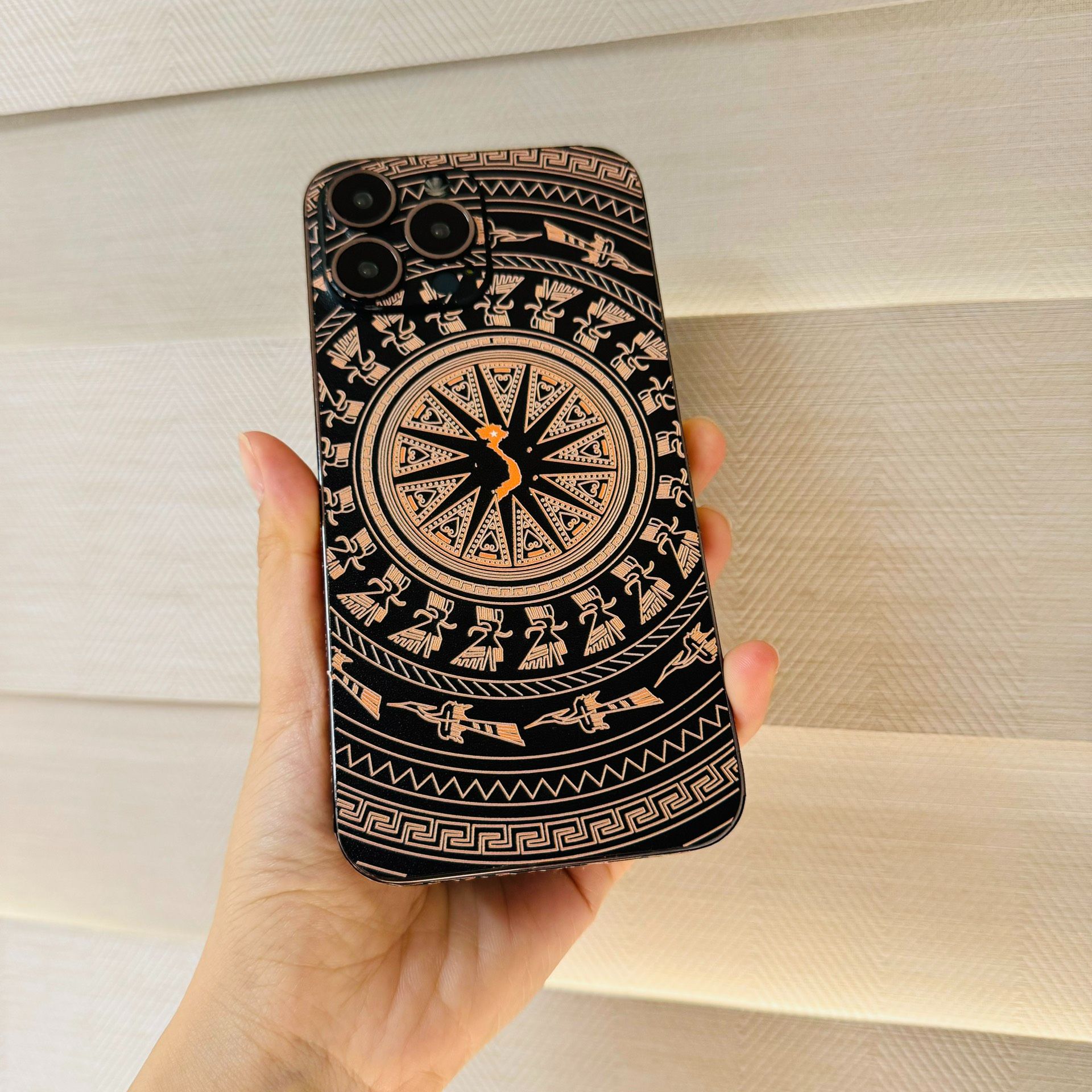 Dán Skin trống đồng nhám cam cho Iphone 5/5s đến 15promax và máy Androi Dán full các cạnh viền chống xước