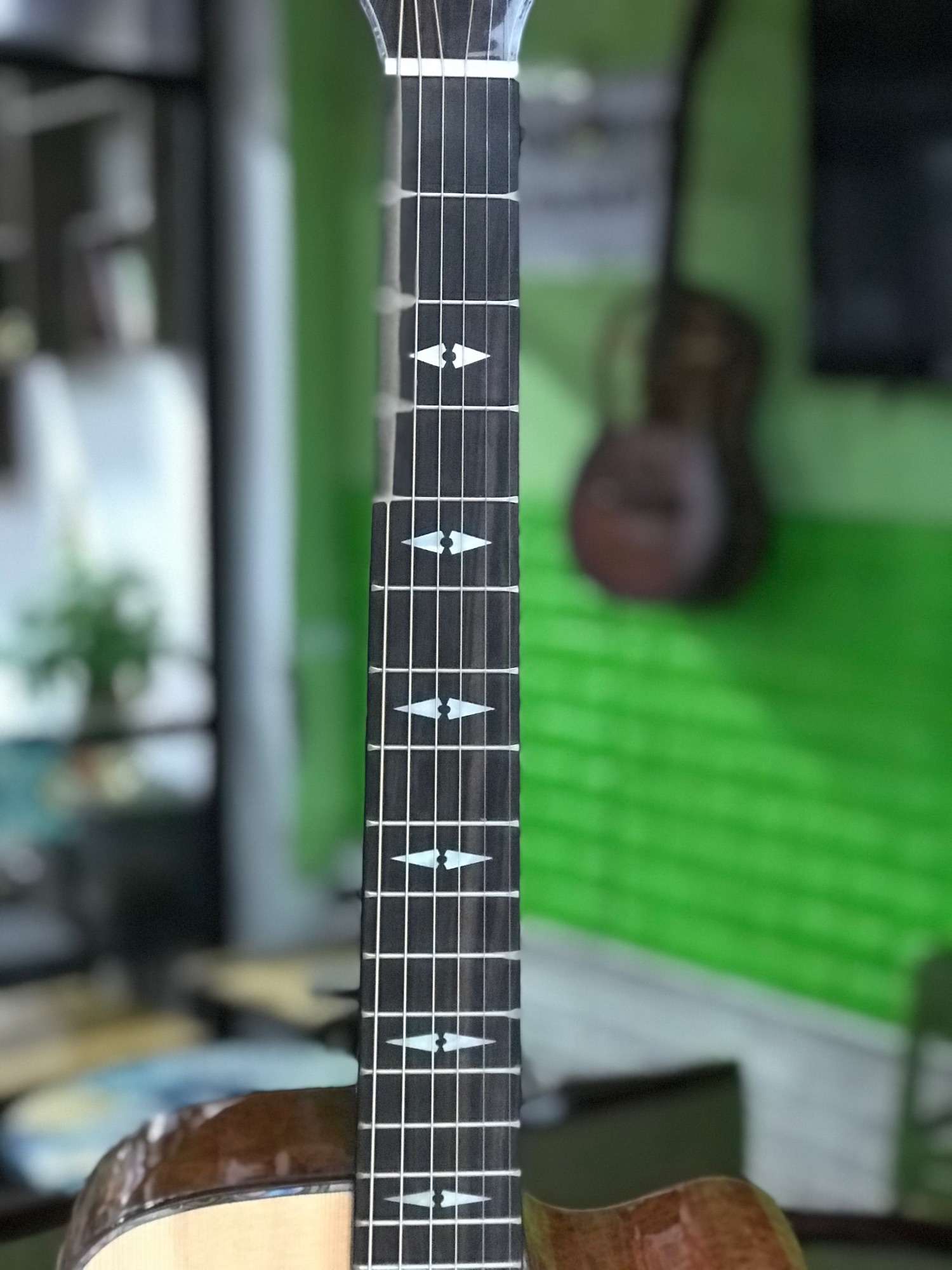 Đàn guitar gỗ XÁ XỊ nu nguyên tấm.