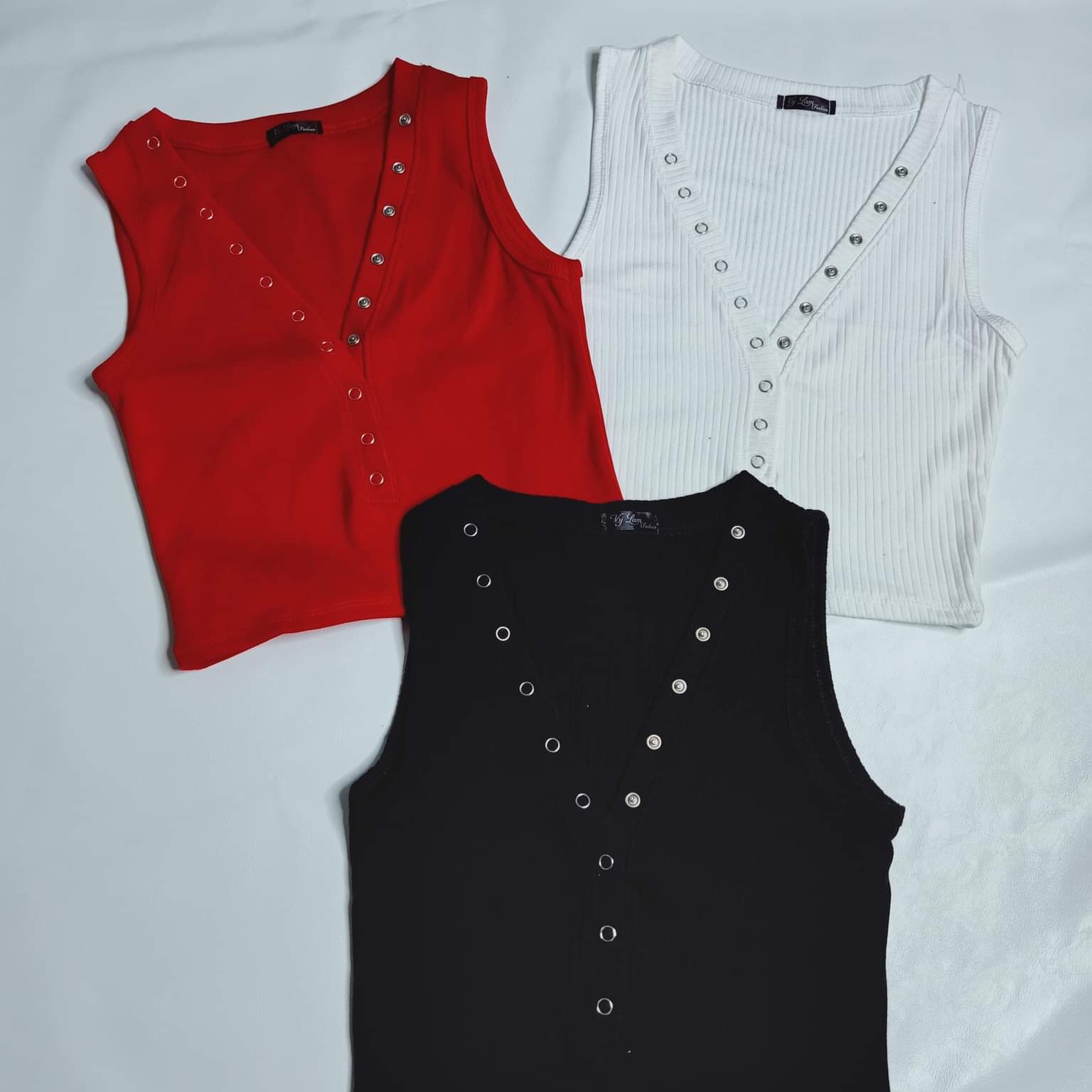Áo thun crop top cổ tim nút bóp 40k