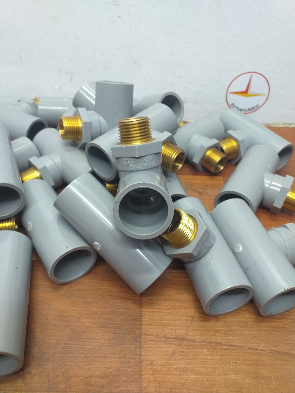 Tê ren ngoài thau 21 ống 27 hoa sen
