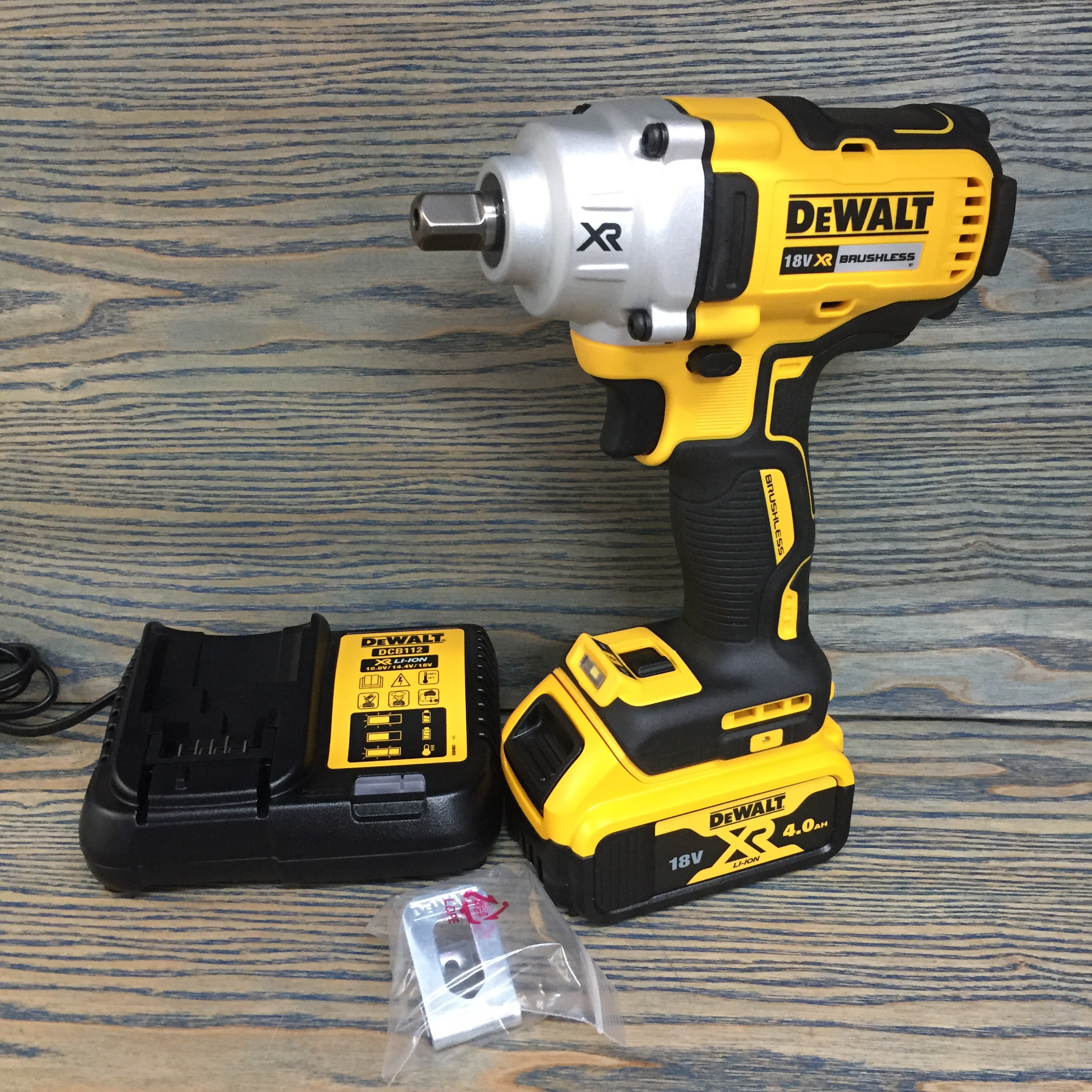 Máy siết bulong đầu 1/2 dùng pin 18v - 447nm chính hãng dewalt dcf894