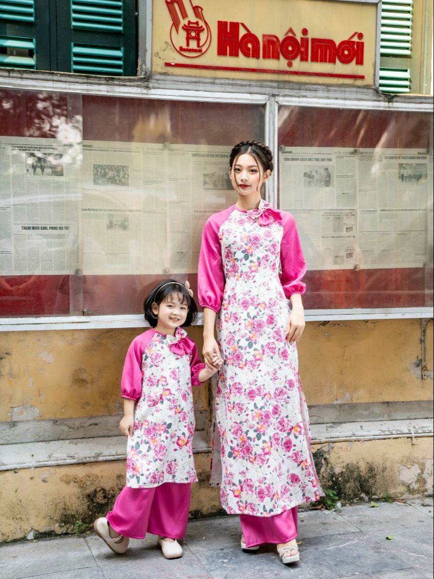 Áo dài cách tân mẹ và bé in hoa màu hồng cánh sen đính nơ cổ điệu đà - M02