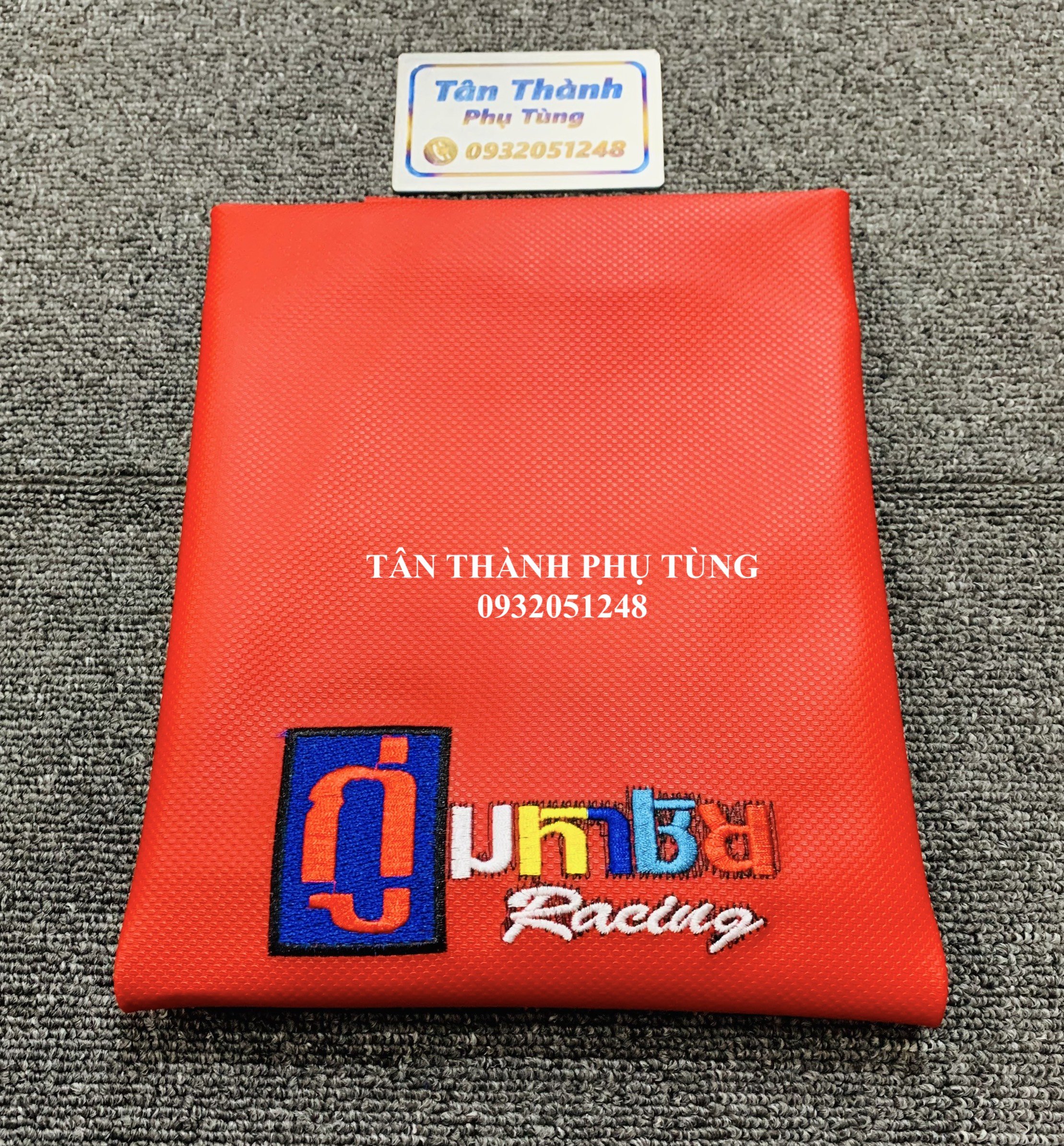 Da yên xe máy màu đỏ