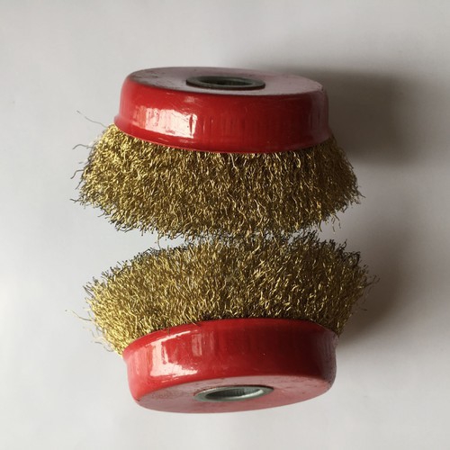 2  chiếc chổi đánh rỉ sắt máy cầm tay