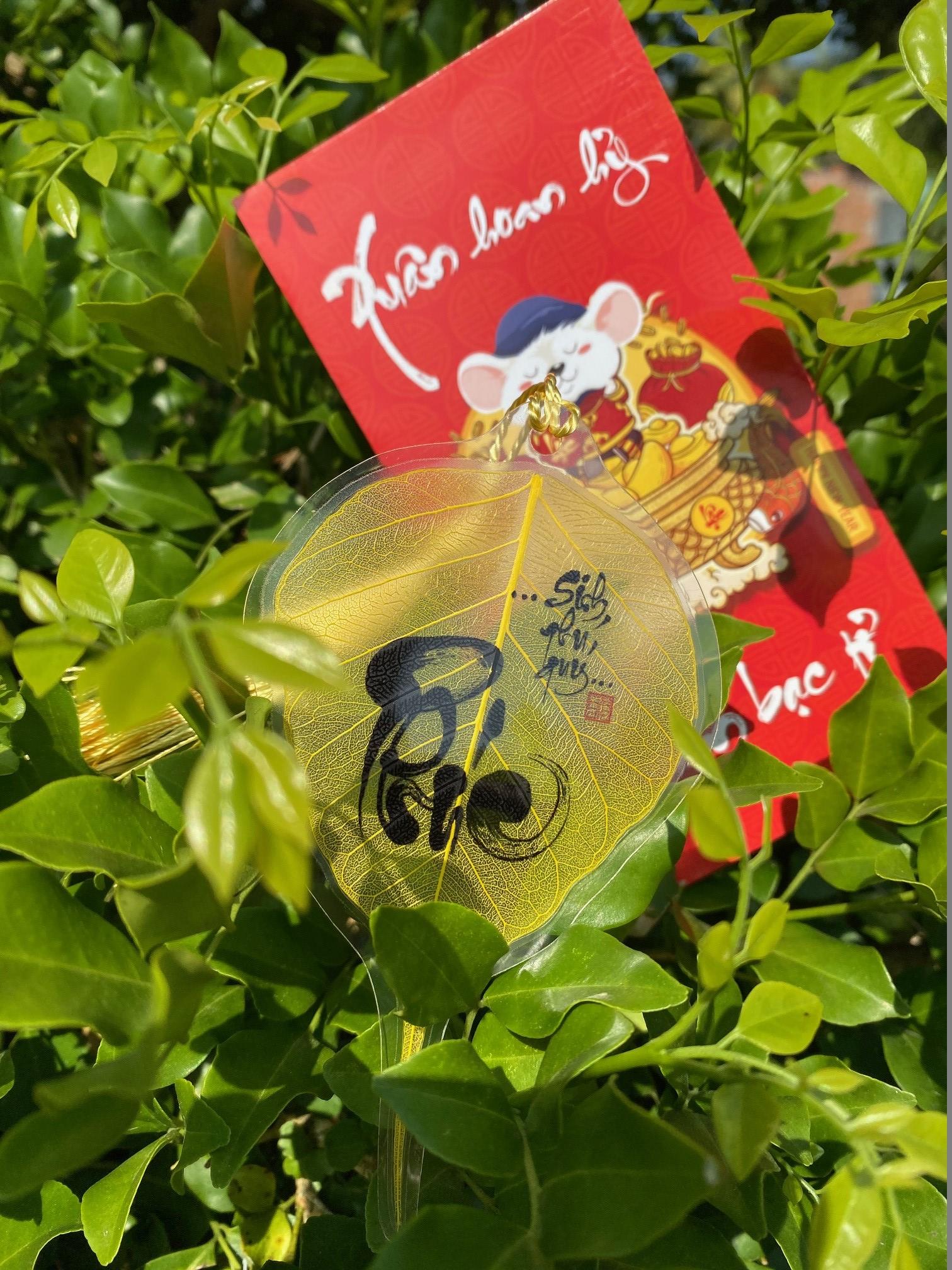 Lá bồ đề in chữ PHÚC SINH PHÚ QUÝ