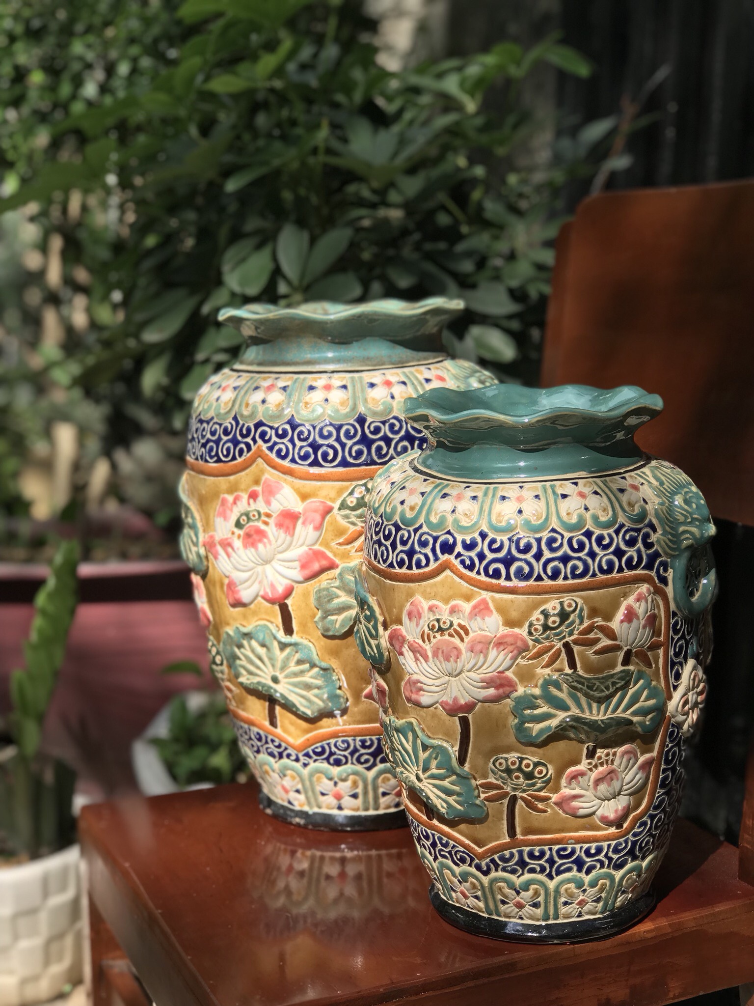 Bình hoa đắp nổi gốm sứ Nam Bộ