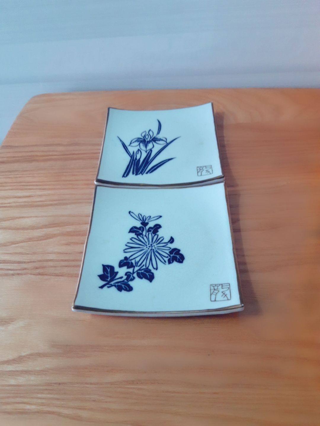 Dĩa vuông kiểu xưa