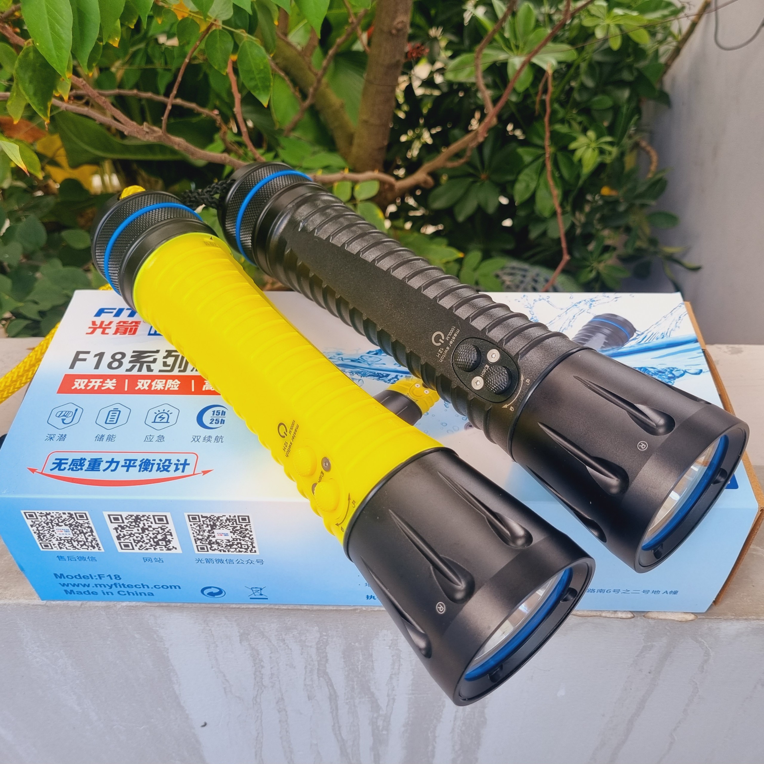 Đèn pin lặn biển