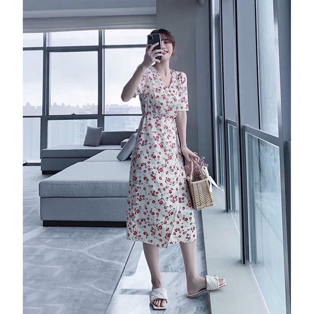 Đầm hoa đỏ xẻ tà
