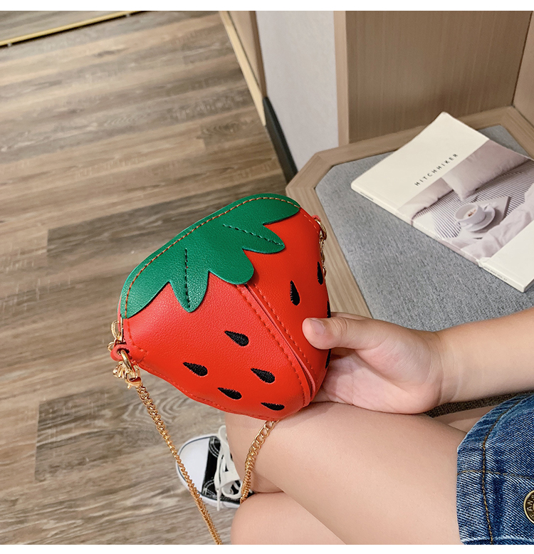 Túi đeo chéo cho bé hình dâu đỏ
