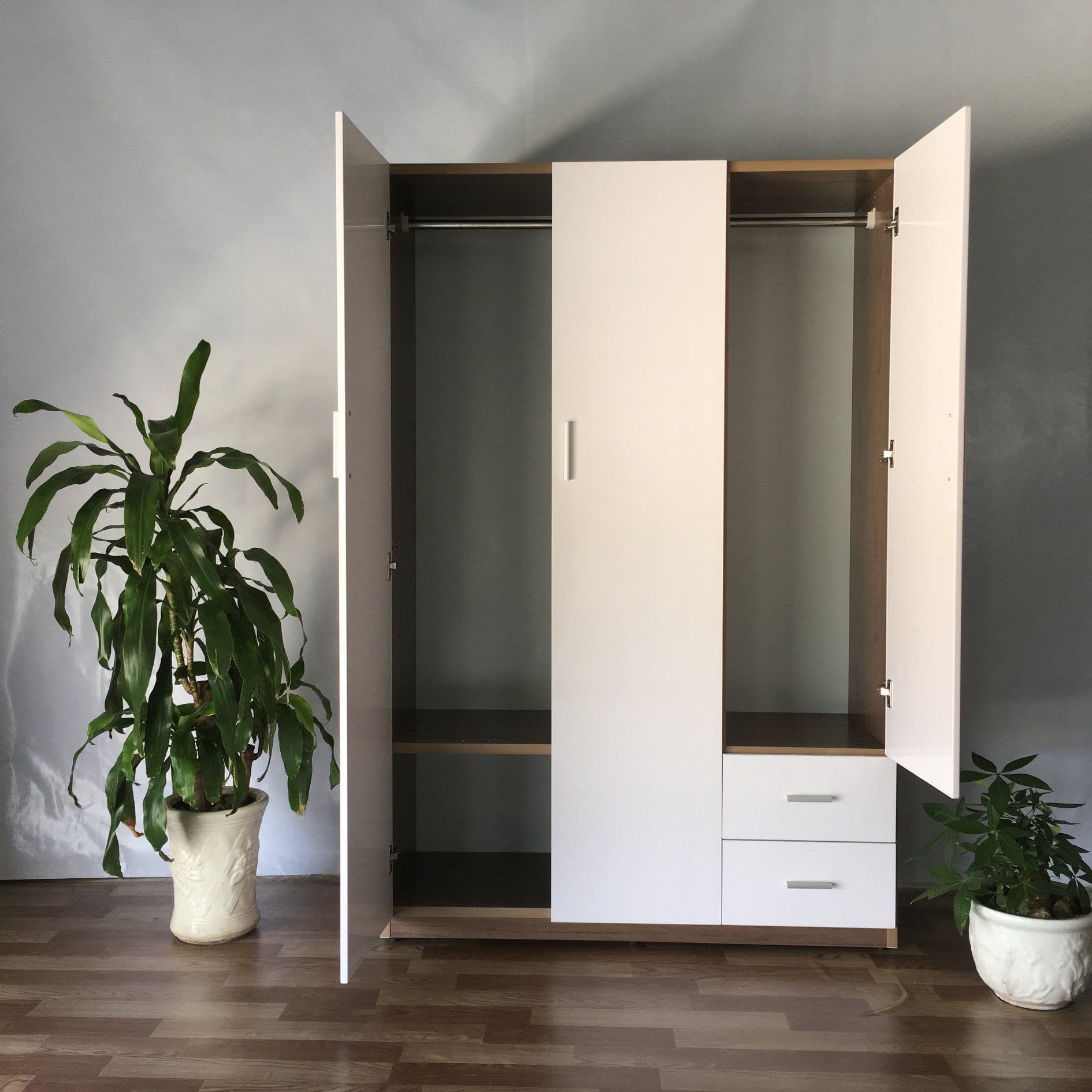 Tủ quần áo/ Tủ trẻ em/ Tủ nhựa đài loan  1m25*1m85*50  giá rẻ 3 cánh hông Màu Vân gỗ nâu cánh trắng. Chỉ nhận ship HCM và Bình Dương. Biên Hòa