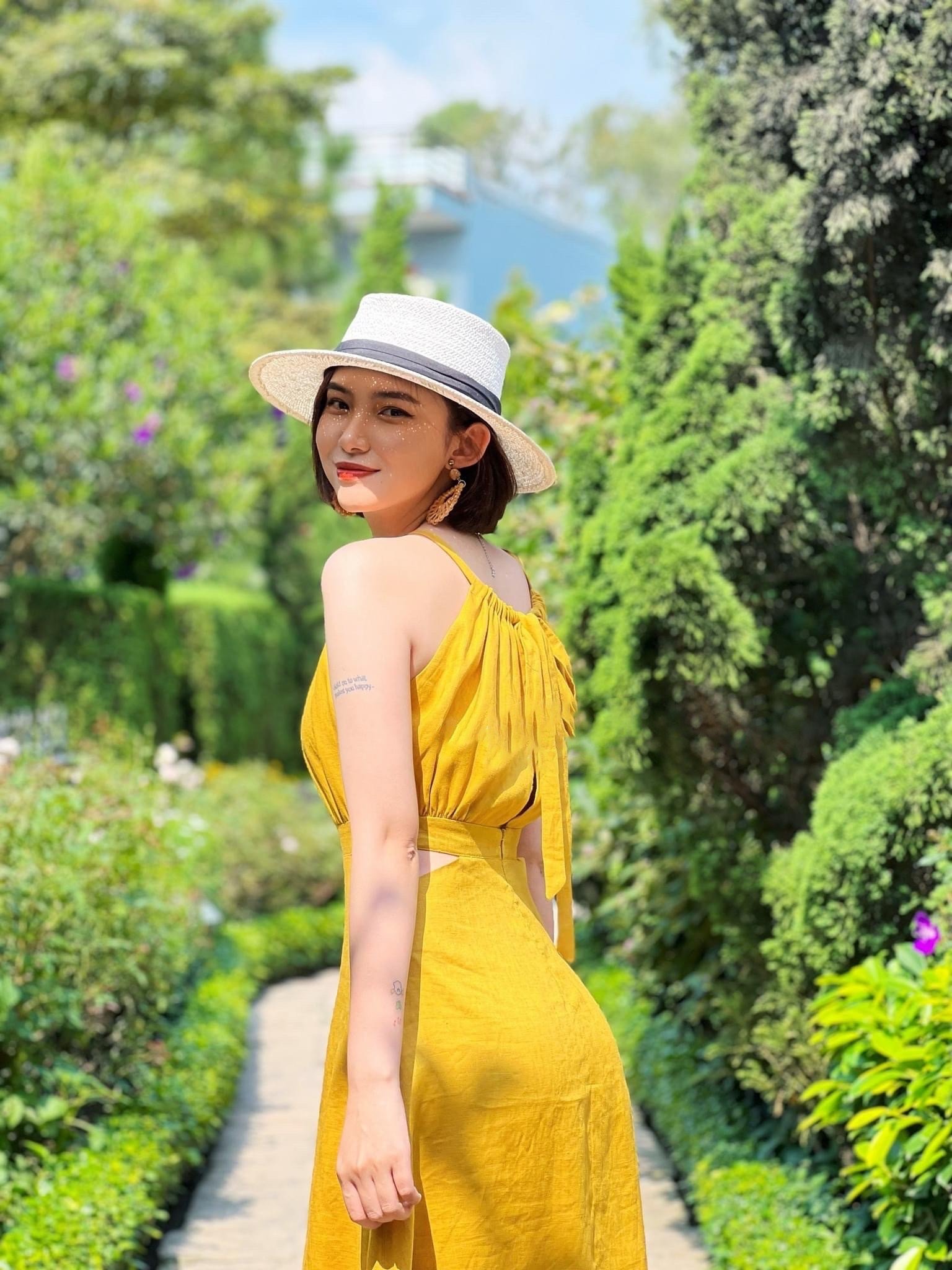 ĐẦM CỔ YẾM KHOÉT EO MAXI MÙA HÈ