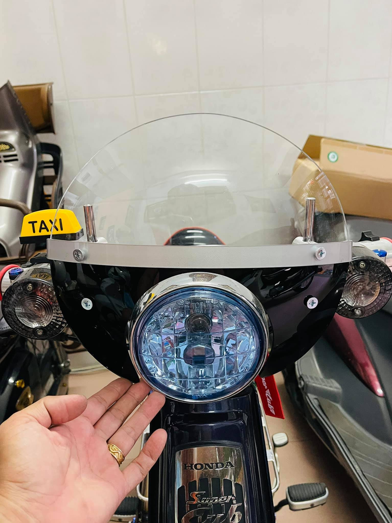 Kính chắn gió xe cub đèn tròn Moony Fairing 2021